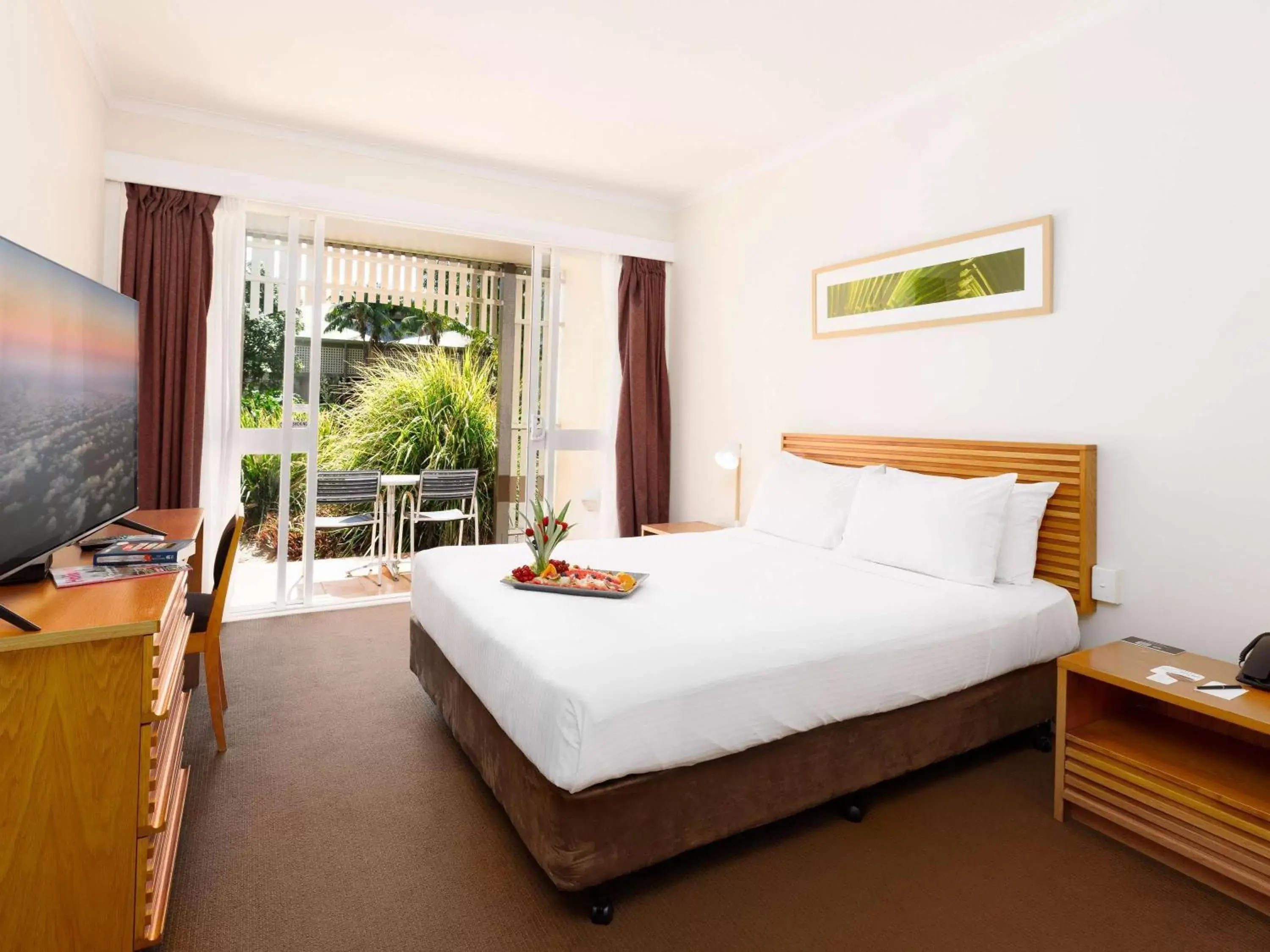 Bedroom, Bed in Novotel Sunshine Coast Resort