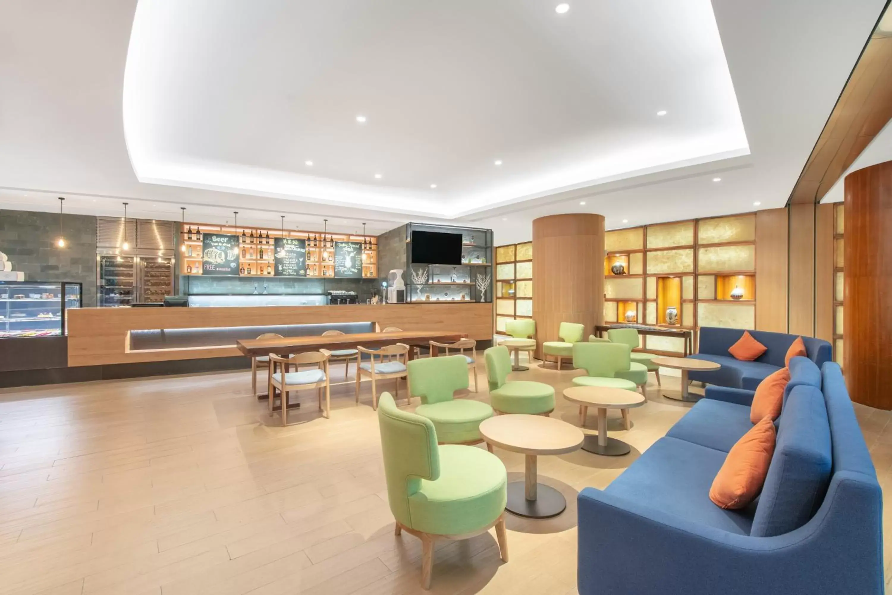 Property building, Lounge/Bar in Crowne Plaza Zhuhai City Center, an IHG Hotel