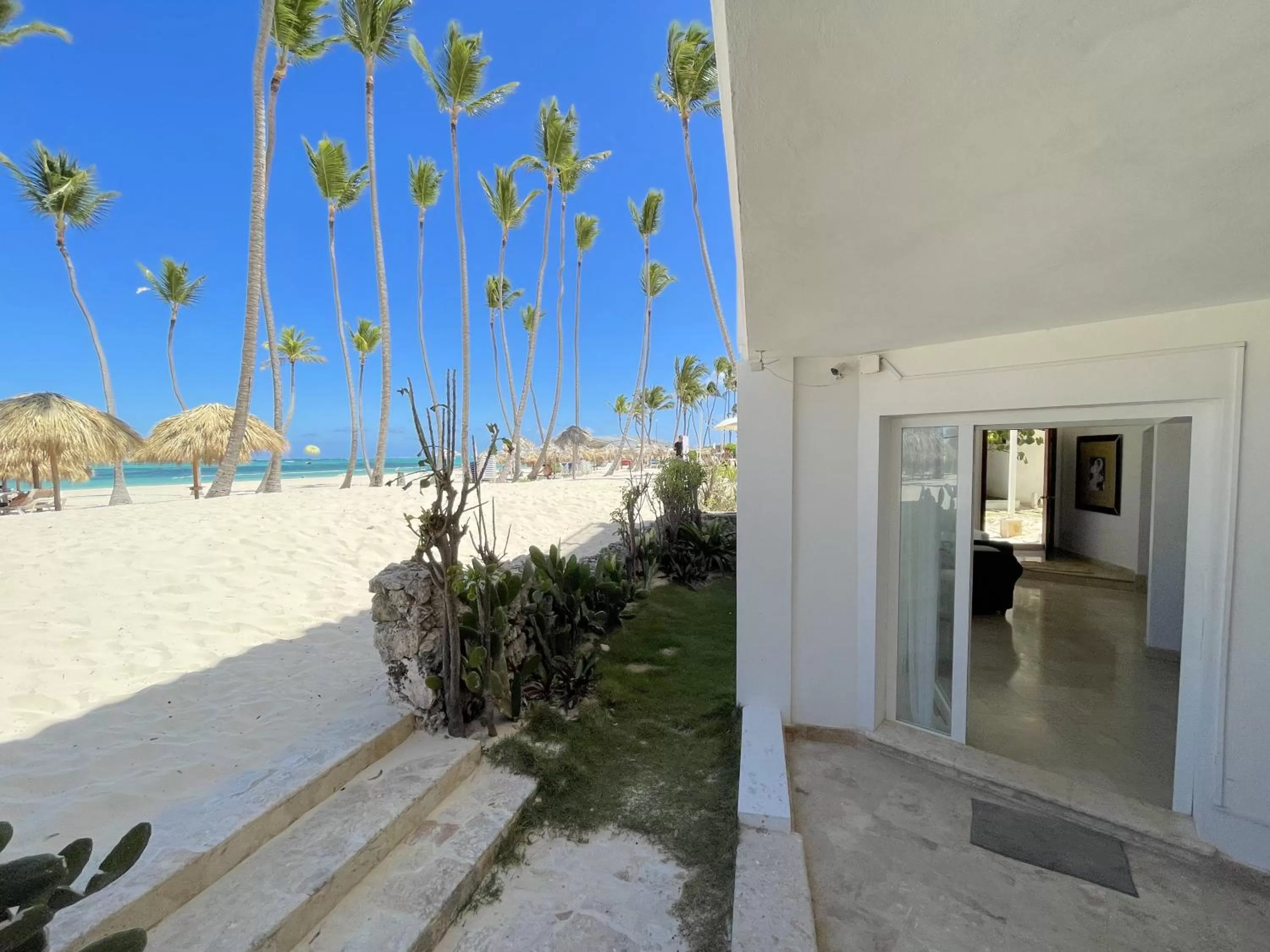 Day in BEACH Condo-HOTEL with VILLAS & PRIVATE Apartments WIFI BBQ Beach CLUB & SPA