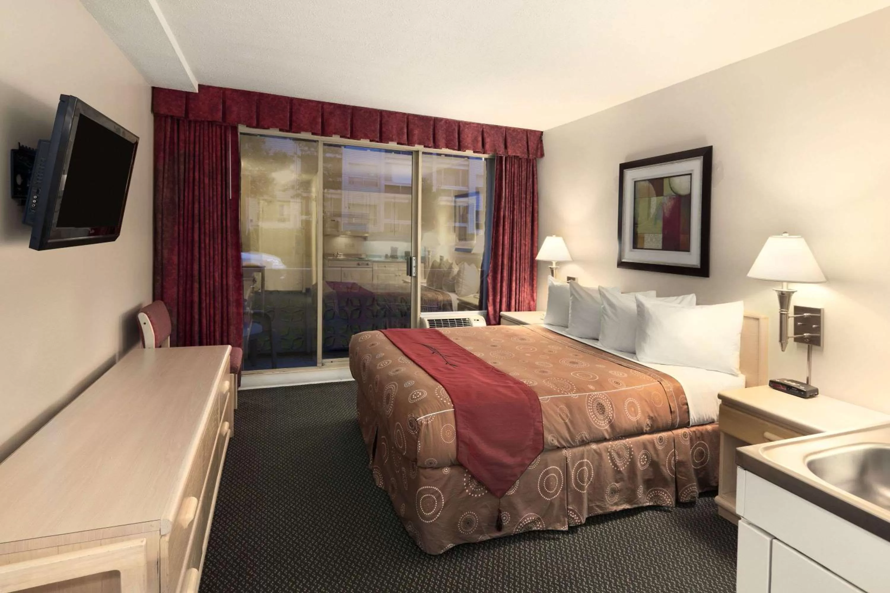 Photo of the whole room, Bed in Travelodge by Wyndham Nanaimo