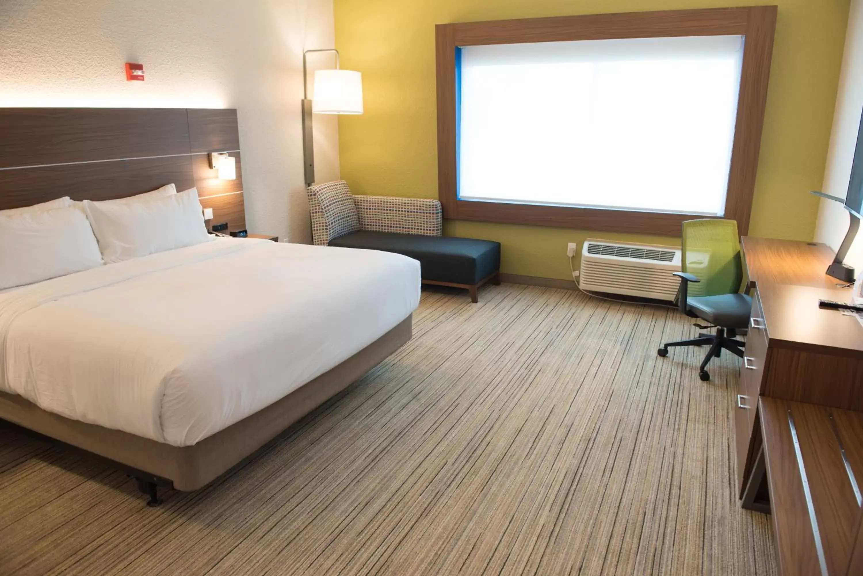 Standard King Room with Mobility Accessible Tub in Holiday Inn Express & Suites Dayton North - Vandalia by IHG Standard King Room with Mobility Accessible Tub in Holiday Inn Express & Suites Dayton North - Vandalia by IHG