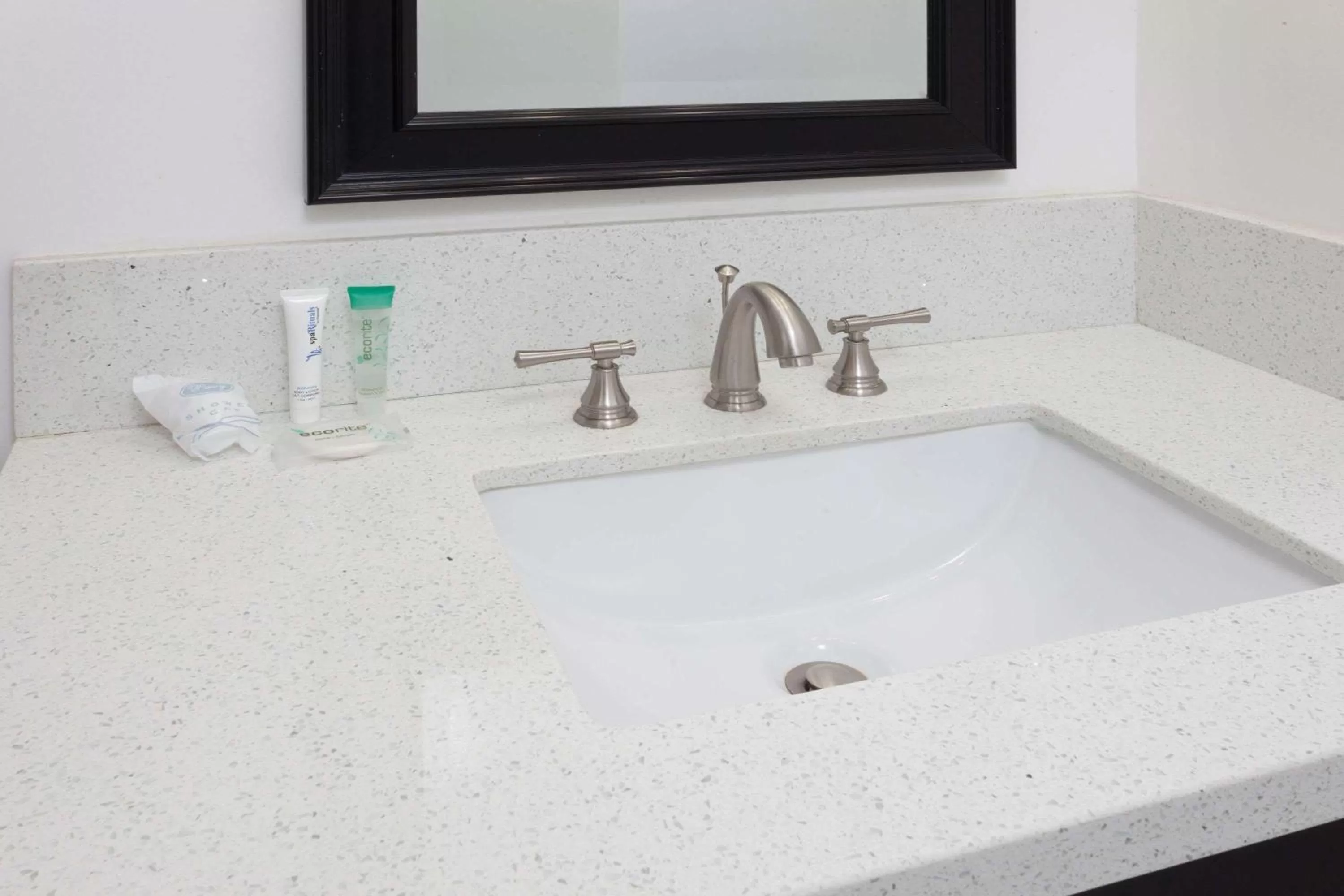 Photo of the whole room in Knights Inn Los Angeles Central / Convention Center Area