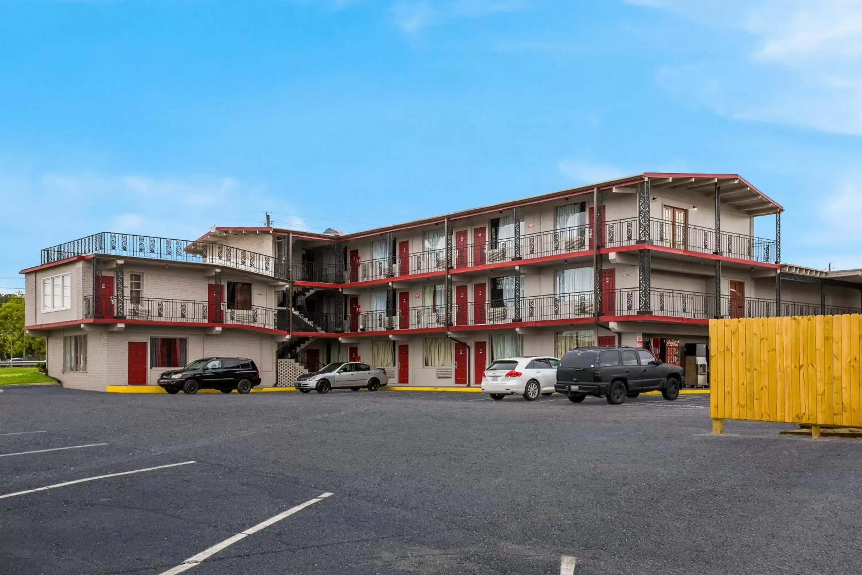 Property building in Knights Inn Fayetteville - Fort Bragg Property building in Knights Inn Fayetteville - Fort Bragg