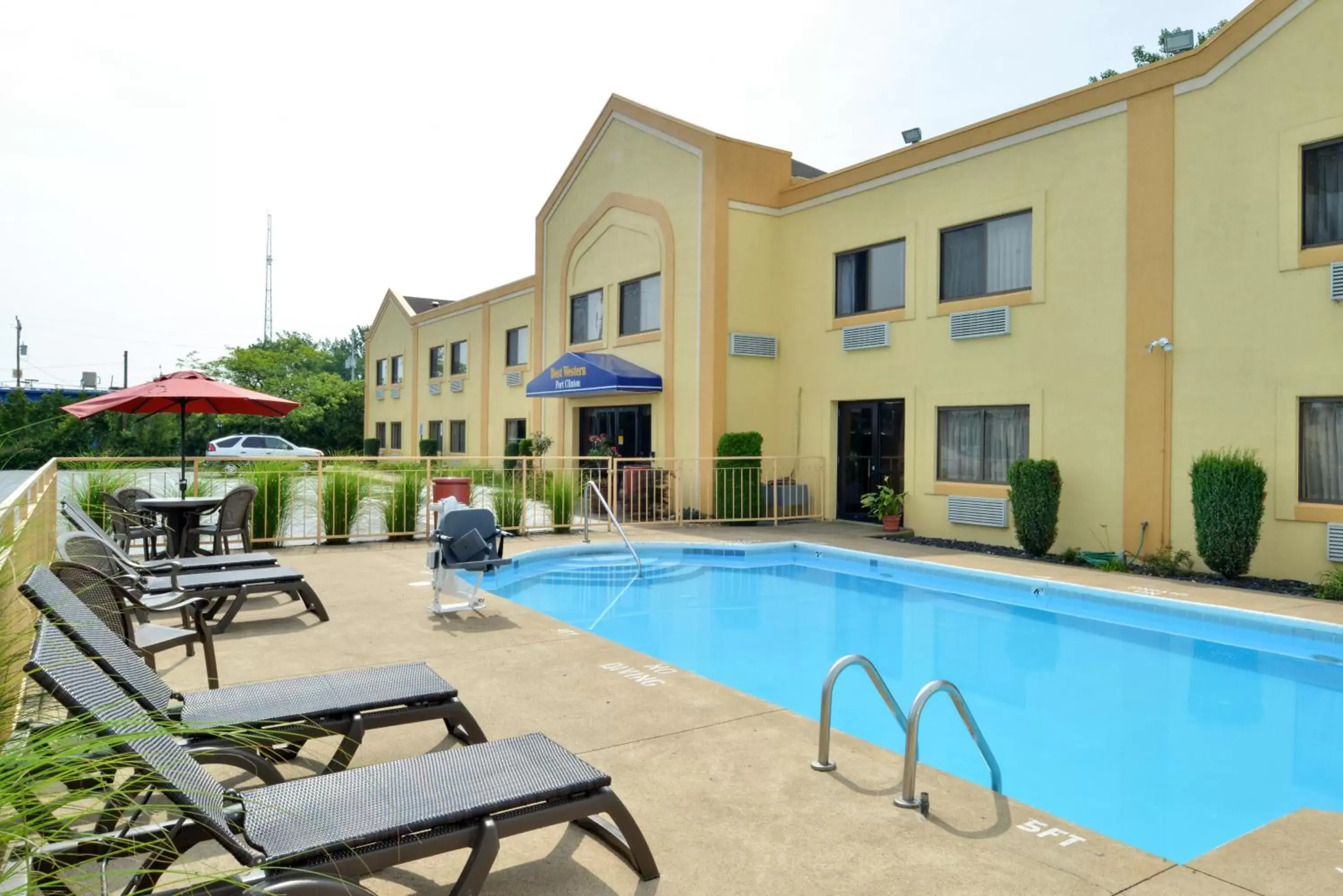 Swimming pool, Property Building in Best Western Port Clinton