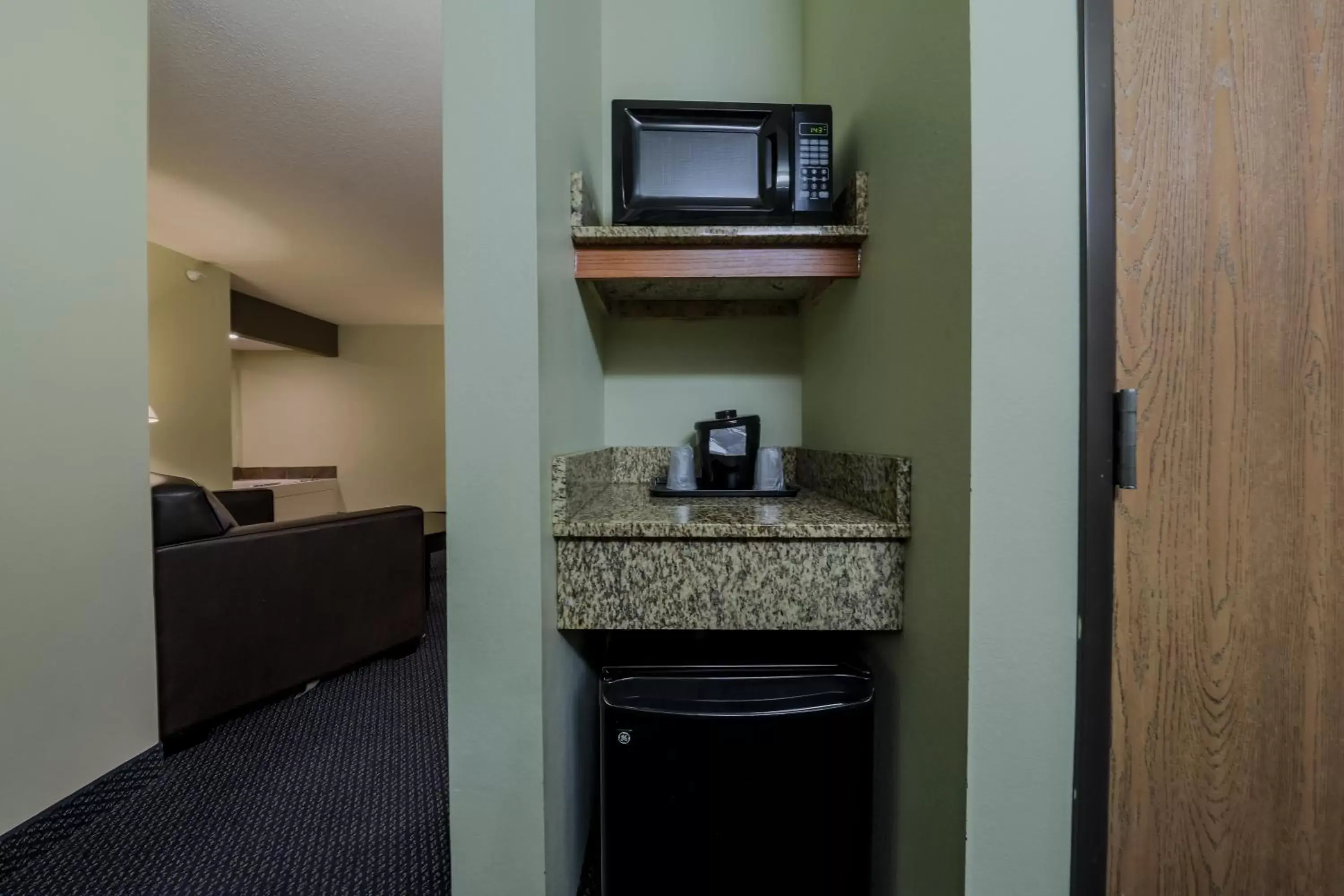 Coffee/tea facilities, TV/Entertainment Center in AmericInn by Wyndham Lincoln South