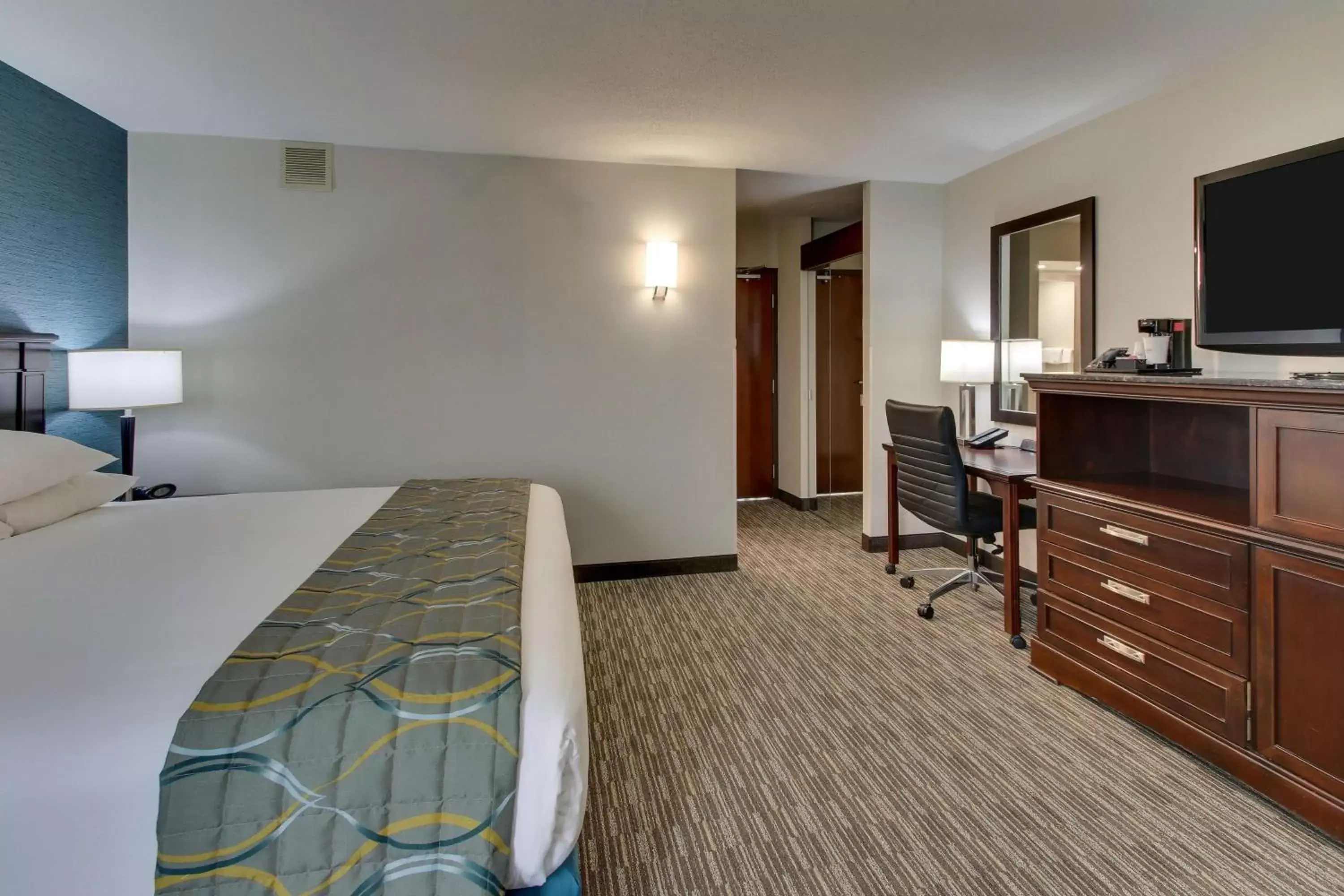 Photo of the whole room, Bed in Best Western Plus Indianapolis North at Pyramids