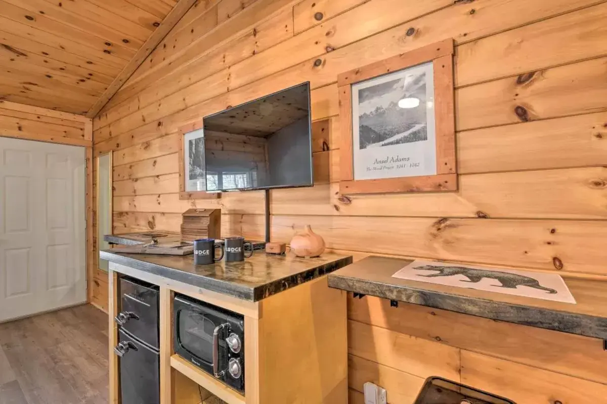 Kitchen/Kitchenette in The Lodge Nantahala River