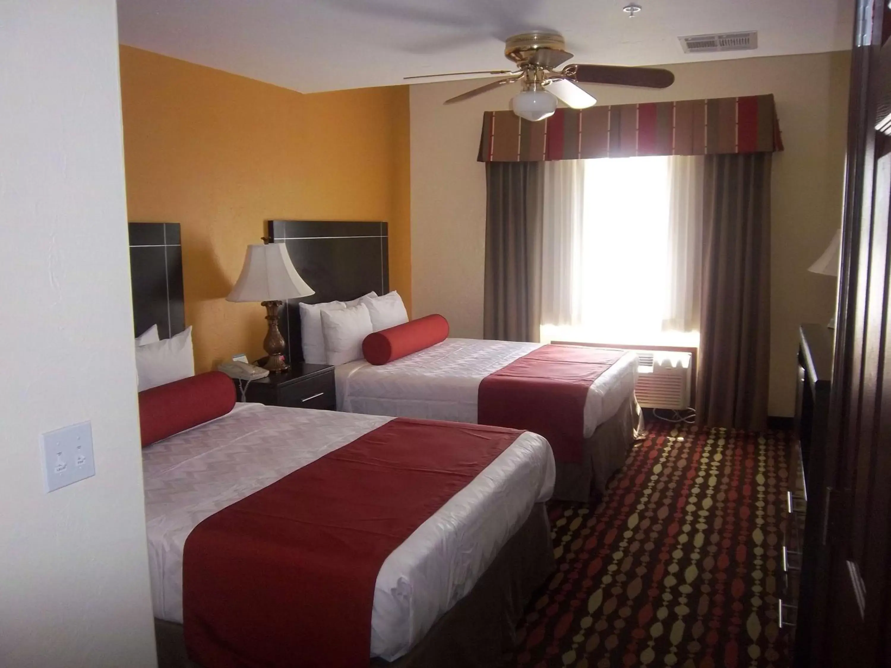 Photo of the whole room, Bed in Best Western Greentree Inn & Suites