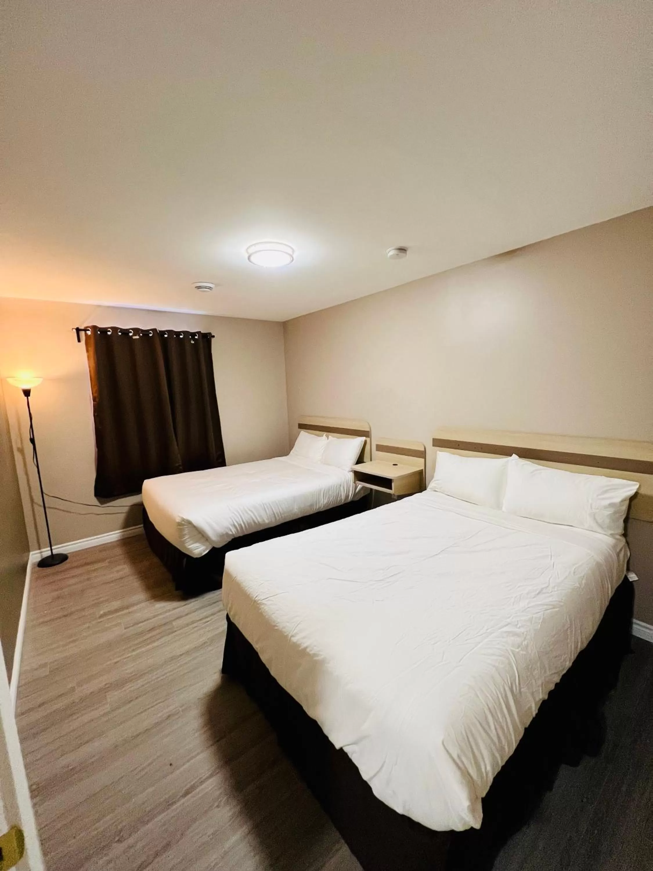 Bedroom in Super 8 by Wyndham Niagara Falls ON
