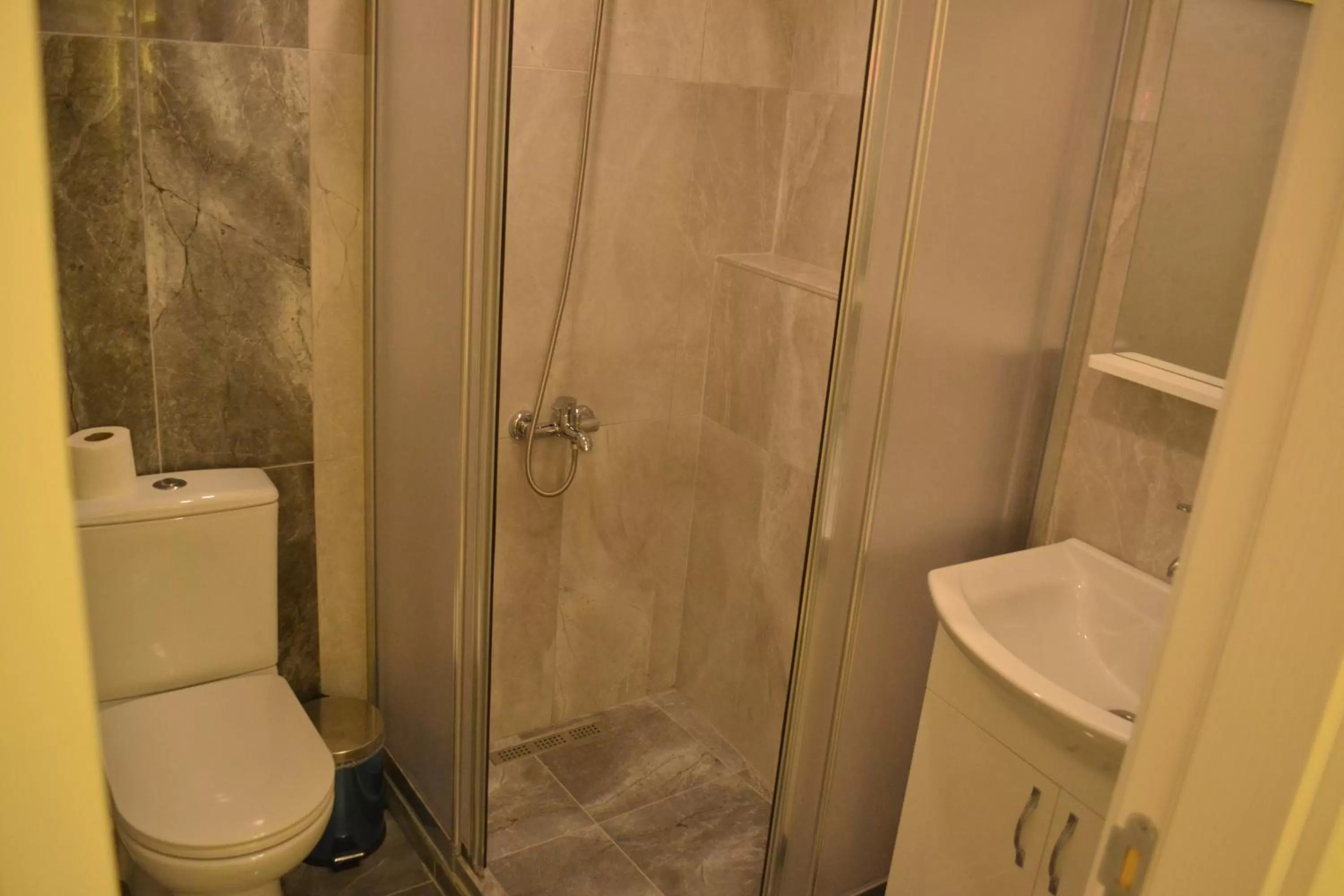 Shower in Seven Days Hotel - İstanbul