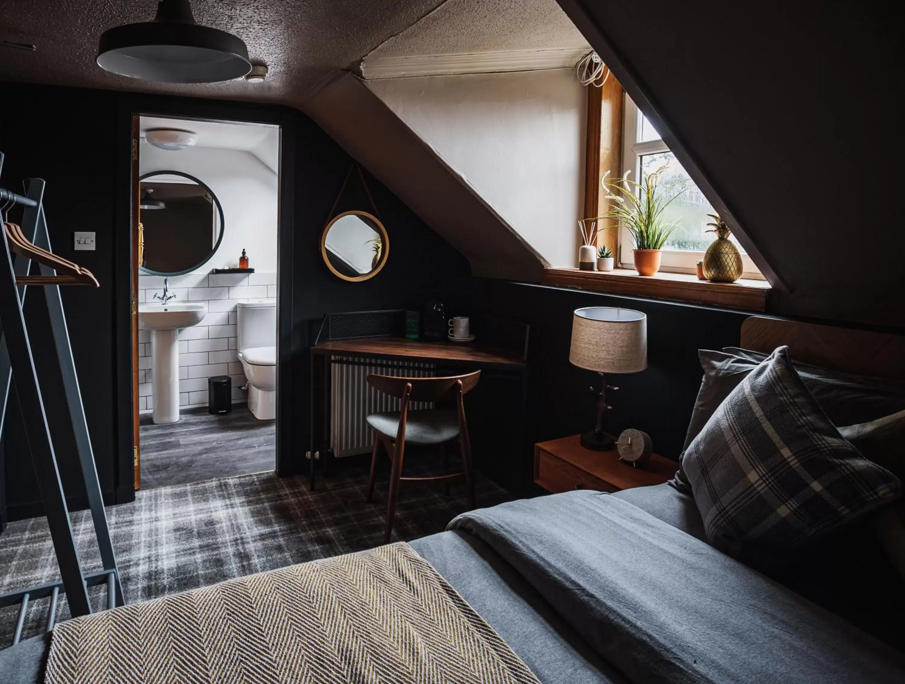 Bedroom, Seating Area in Cardross Inn