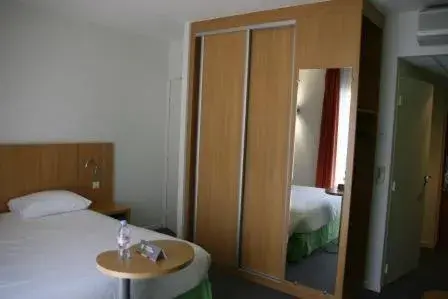 Photo of the whole room, Bed in ibis Styles Bourbon Lancy
