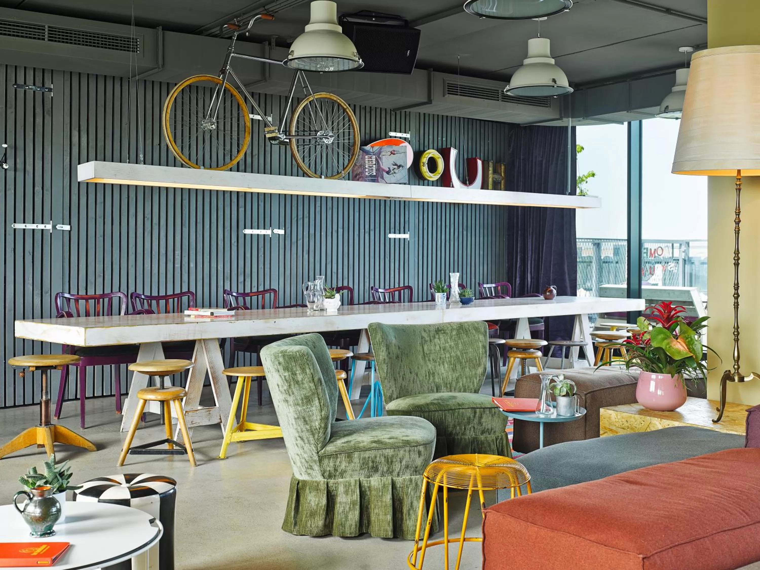 Lounge or bar in 25hours Hotel beim MuseumsQuartier