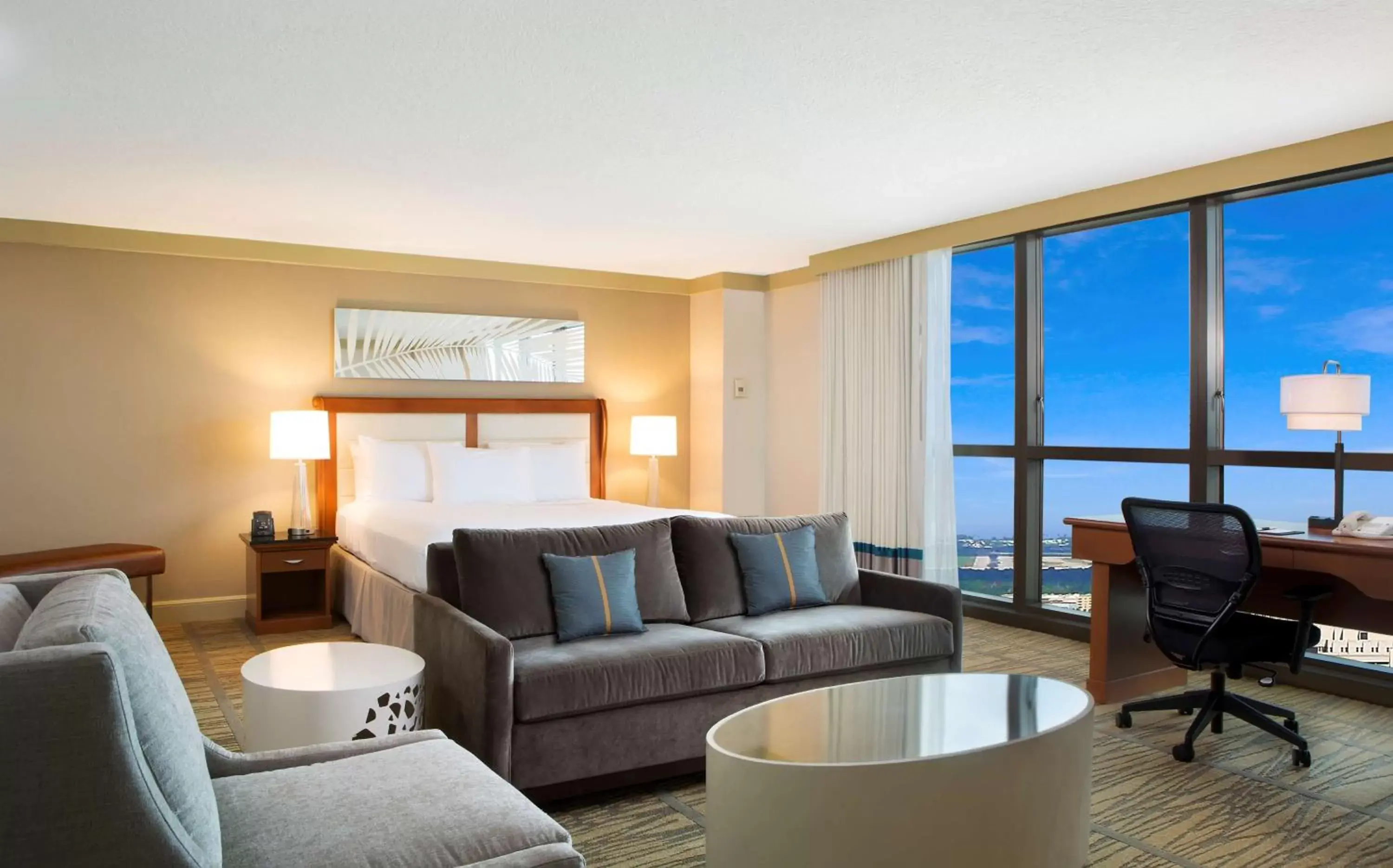 Bed, Seating Area in DoubleTree by Hilton Hotel Miami Airport & Convention Center