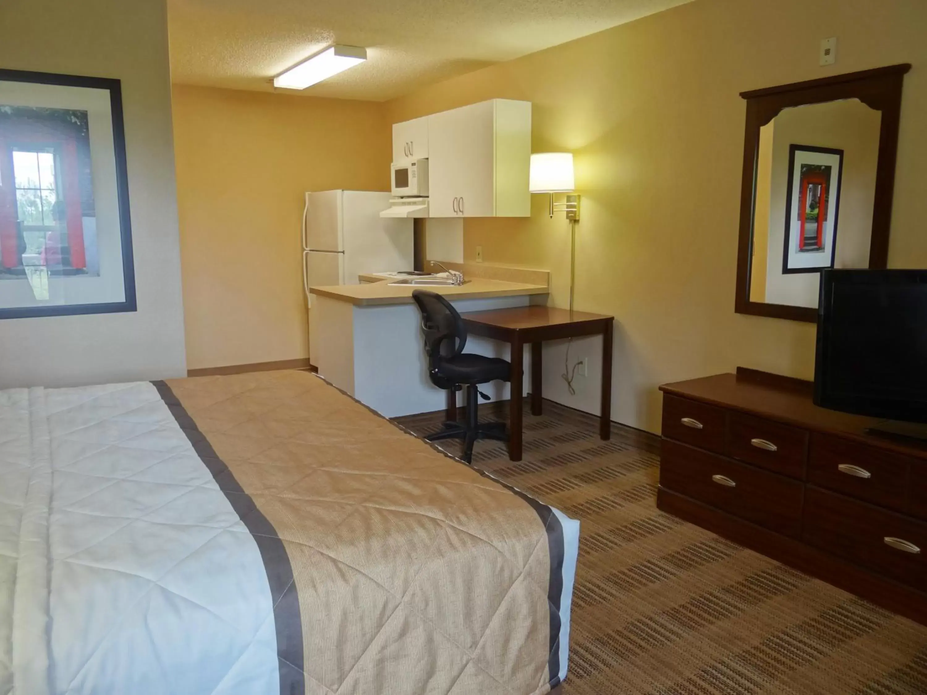 Bed in Extended Stay America Suites - Fresno - North