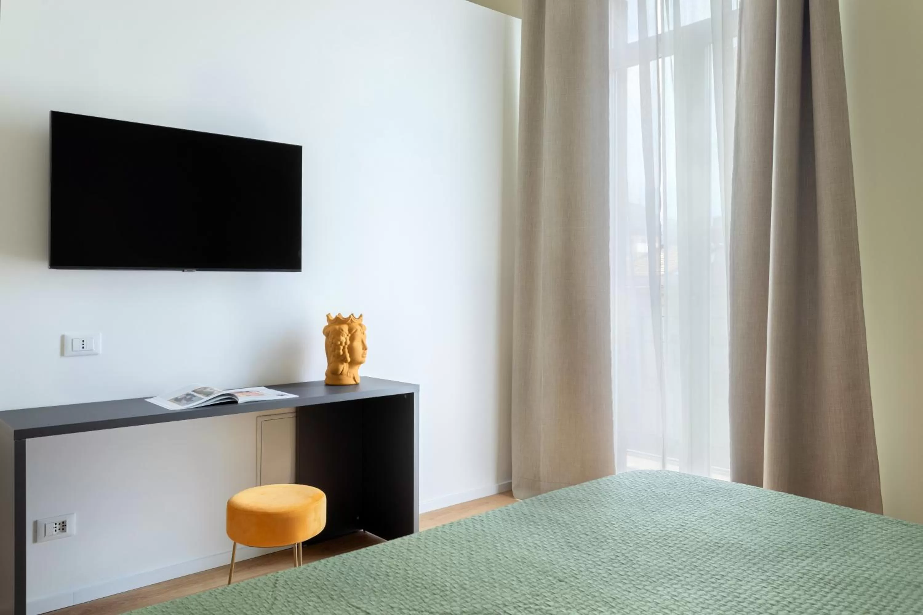 Bed, TV/Entertainment Center in Mori's b&b