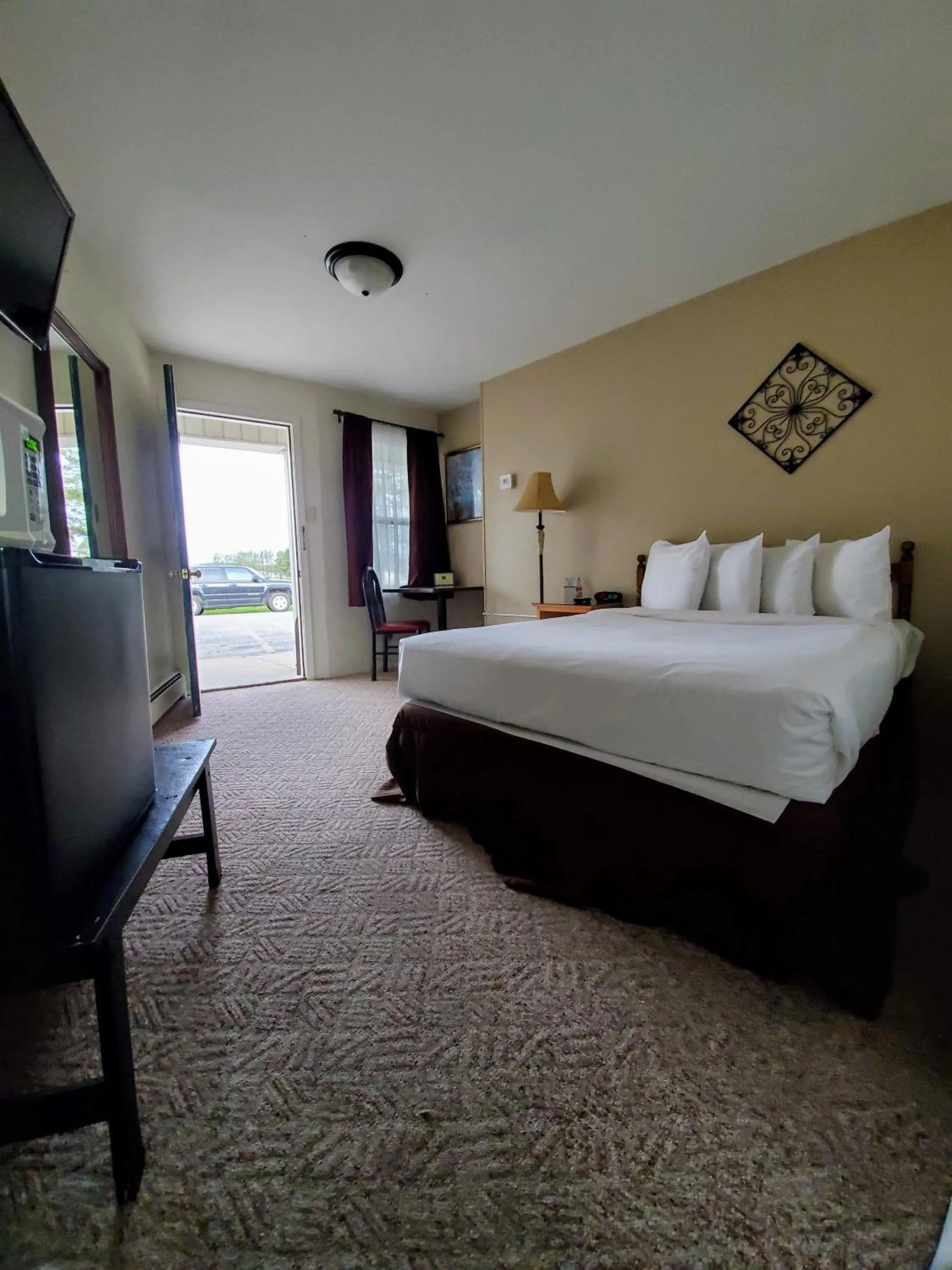 Photo of the whole room in Sunset Lodge Escanaba