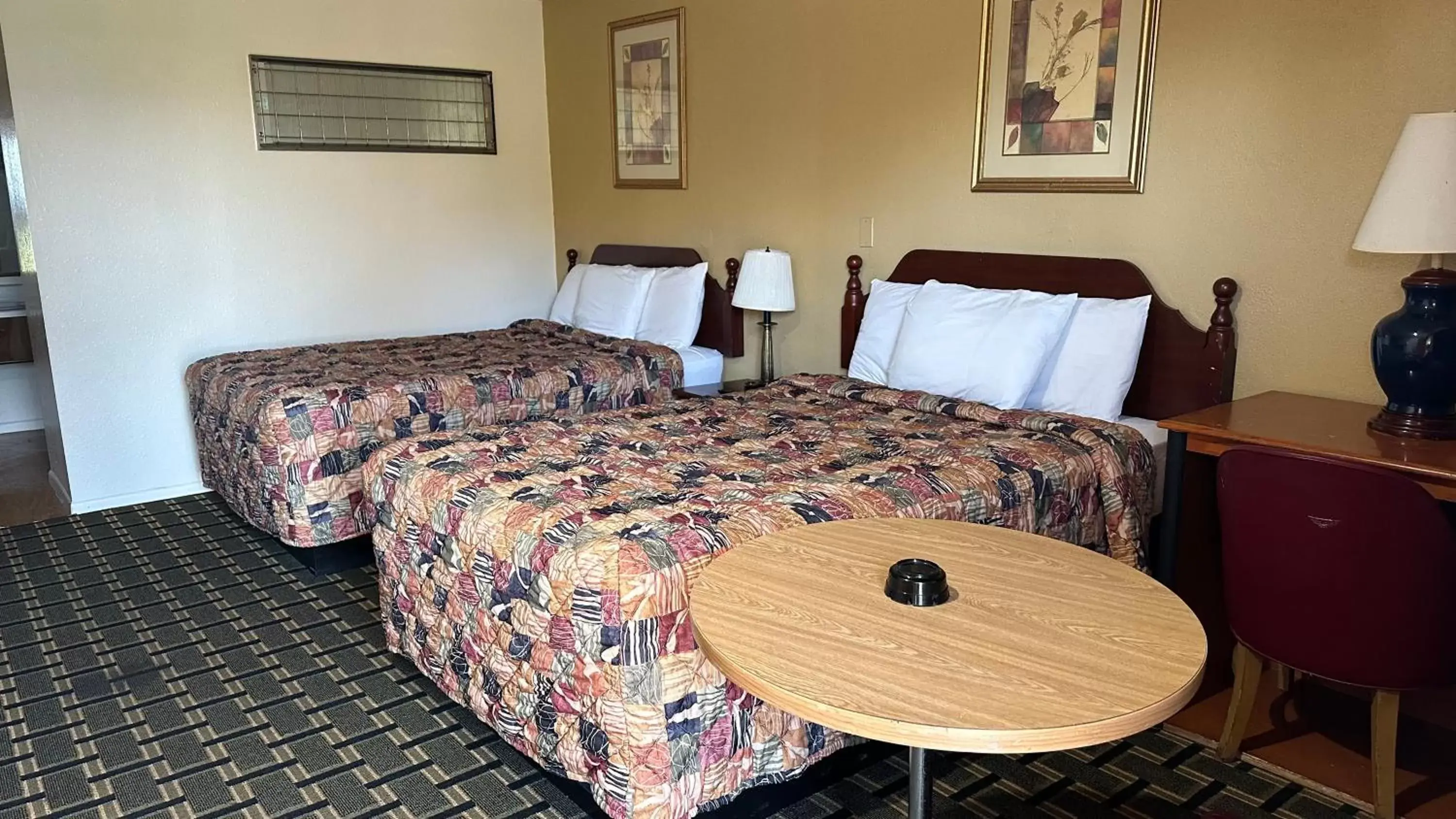 Bedroom, Bed in Economy Inn