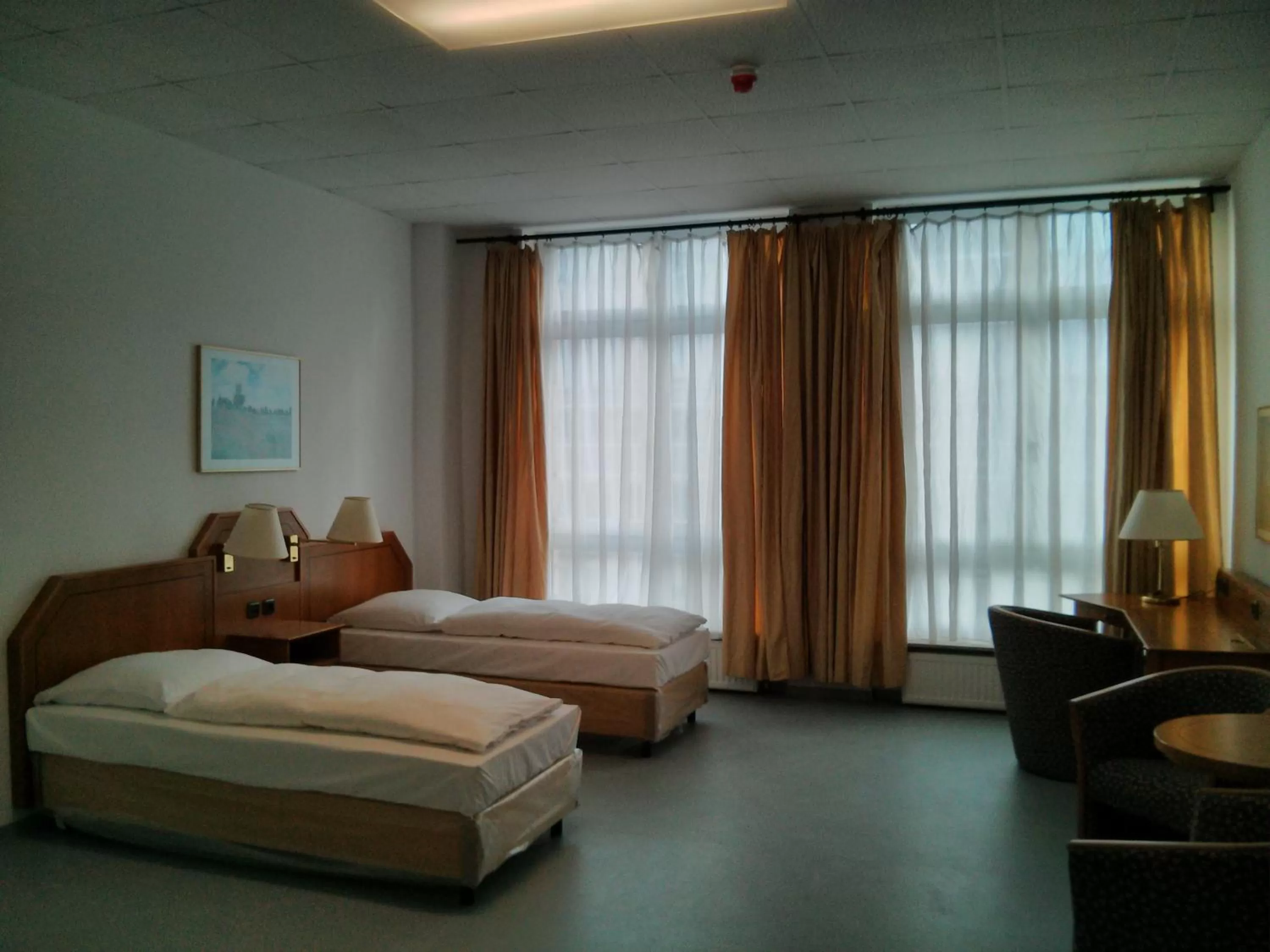 Photo of the whole room, Bed in Willy Hotel Frankfurt