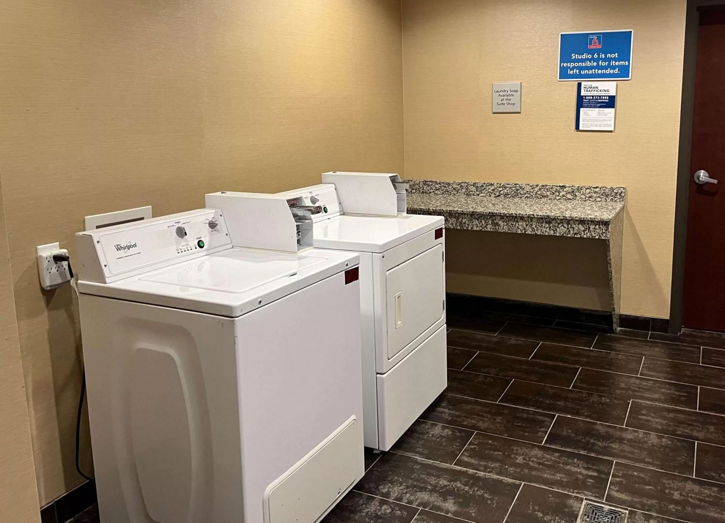 laundry, Kitchen/Kitchenette in Studio 6 Suites Pearsall, TX