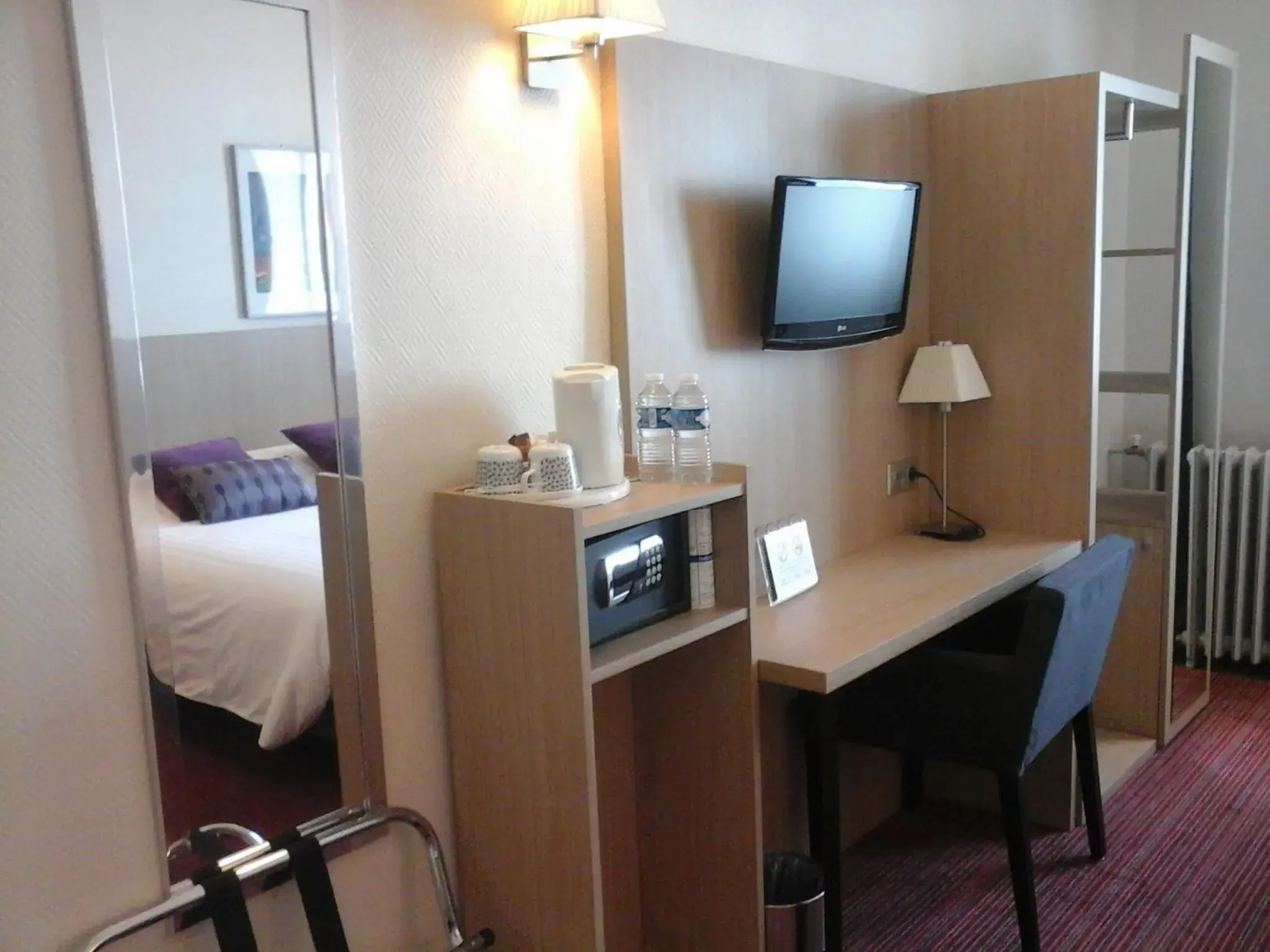 Bedroom, Bed in Hôtel Carmin Bedroom, Bed in Hôtel Carmin