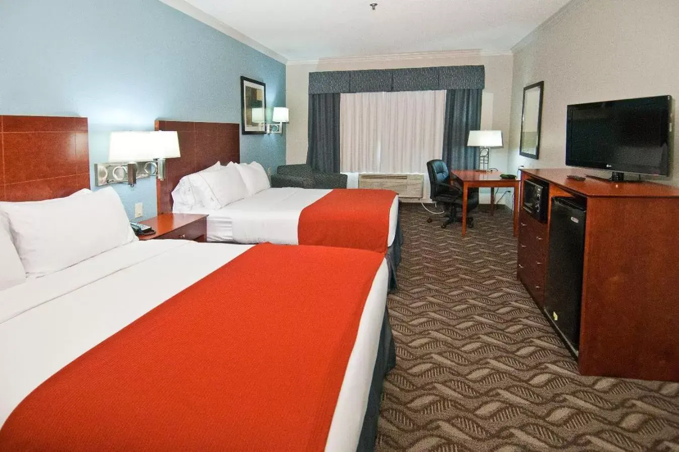 Bed in Holiday Inn Express Hotel and Suites Lake Charles, an IHG Hotel