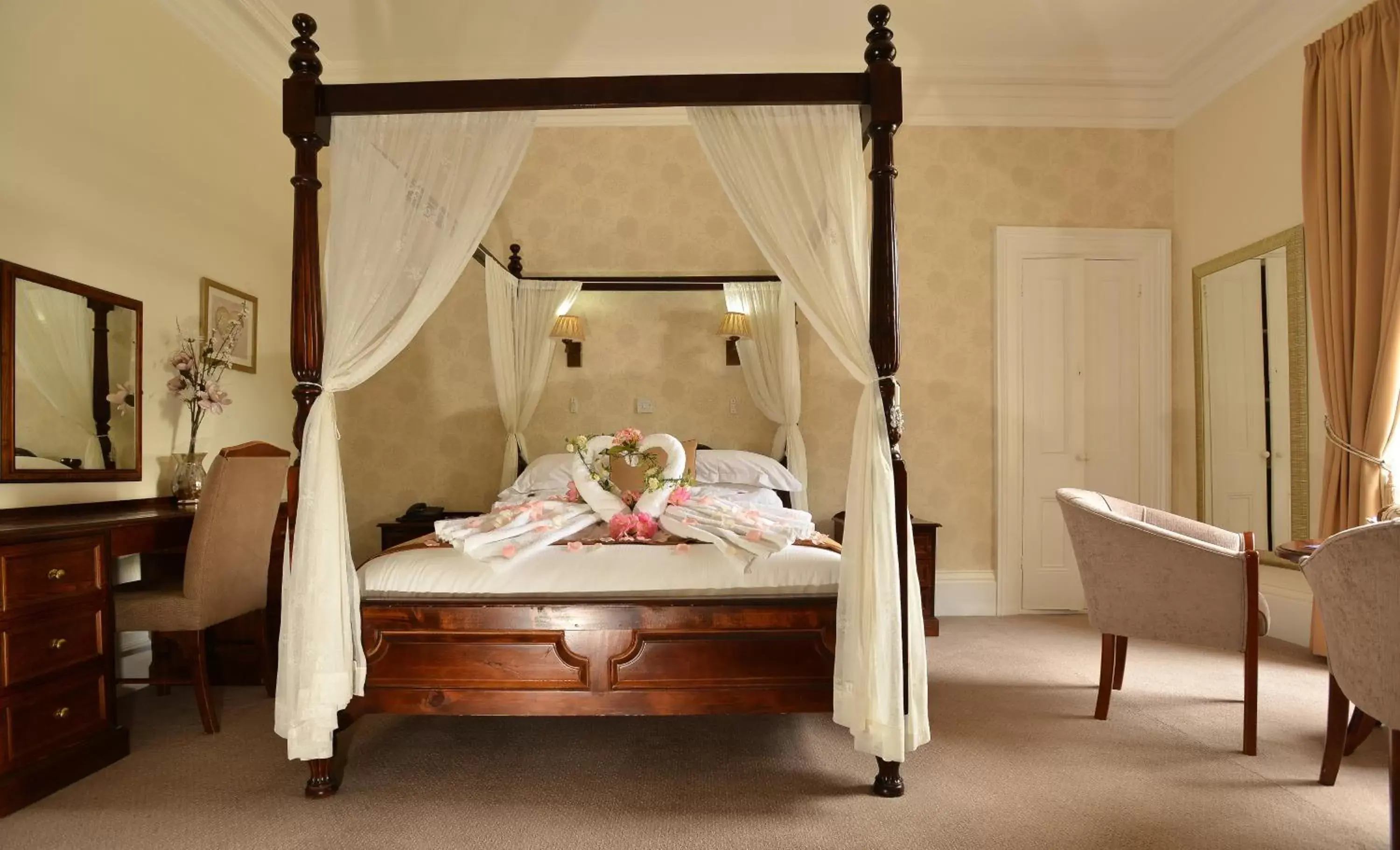 Bedroom, Restaurant/Places to Eat in Steeton Hall Hotel & Restaurant