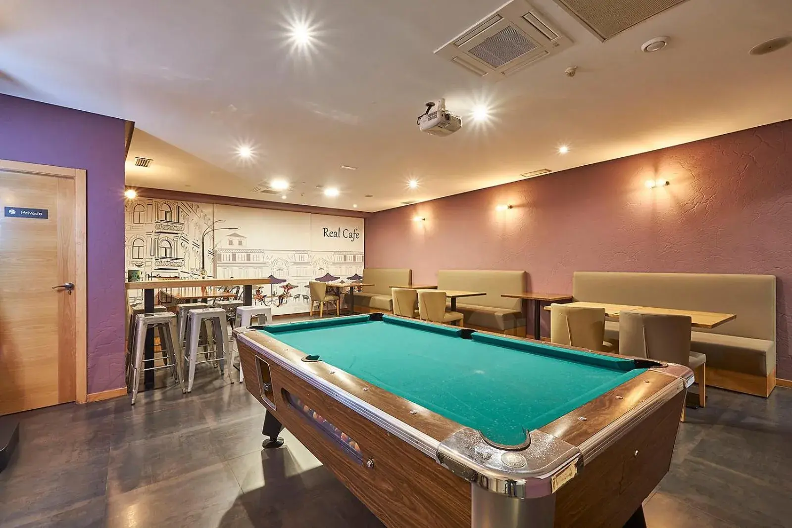 Communal lounge/ TV room, Billiards in Hotel Real de Illescas