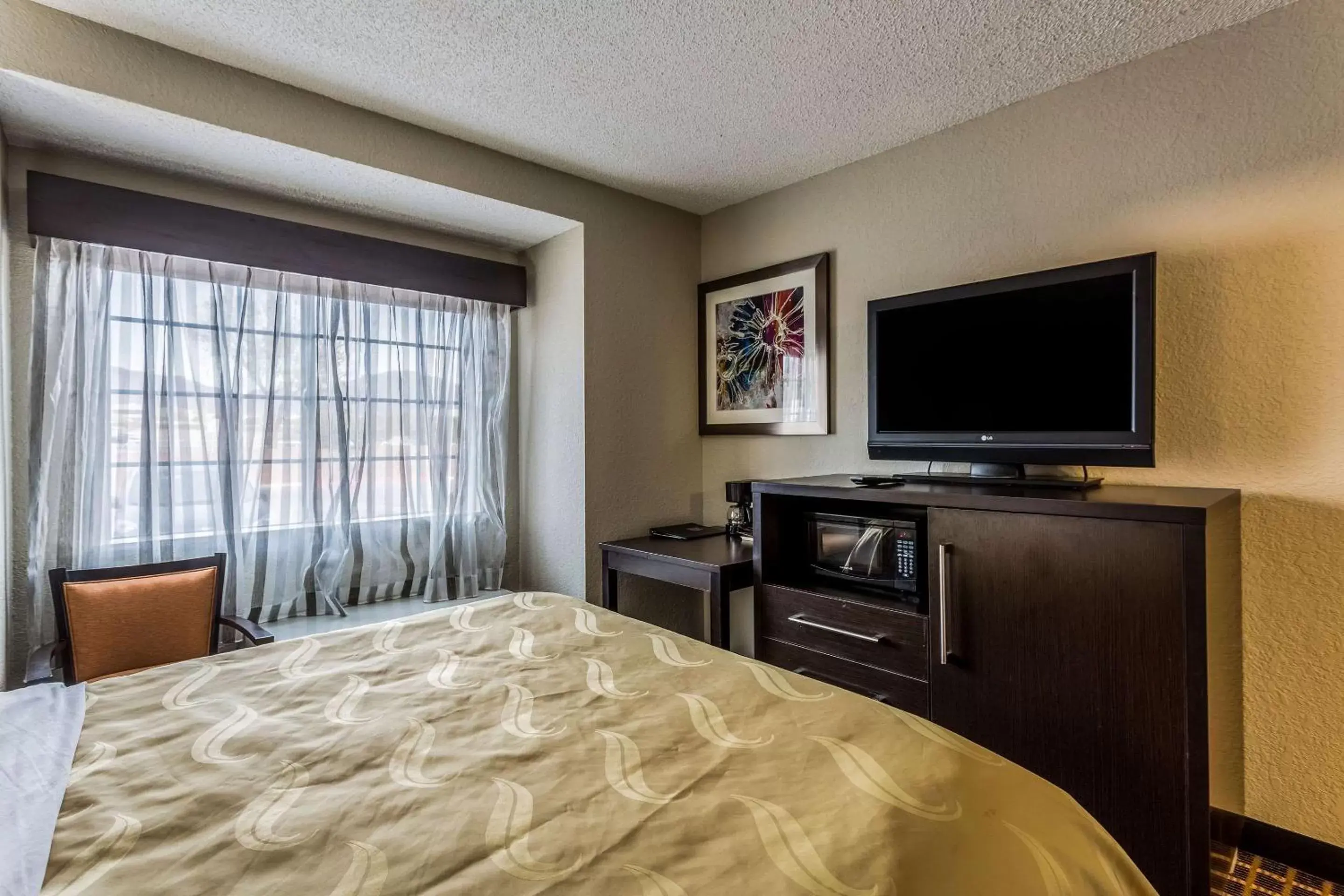 Photo of the whole room, Bed in Quality Inn & Suites El Paso I-10