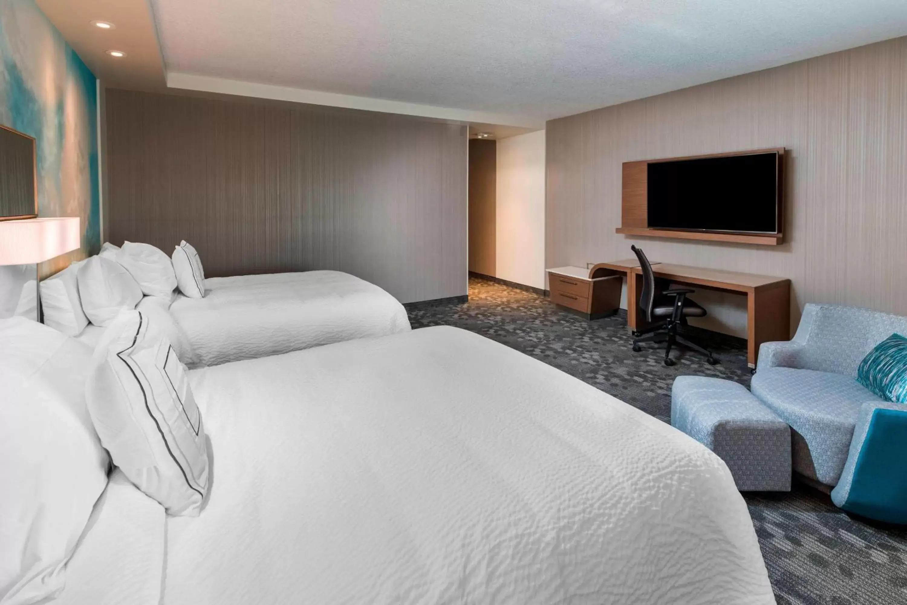 Photo of the whole room, Bed in Courtyard by Marriott Tampa Northwest/Veterans Expressway