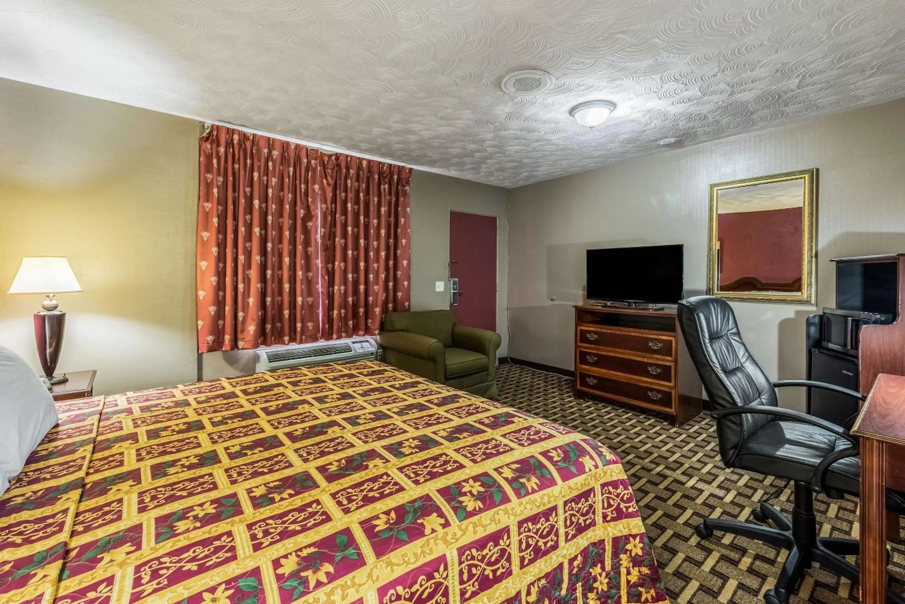 Photo of the whole room, TV/Entertainment Center in Rodeway Inn