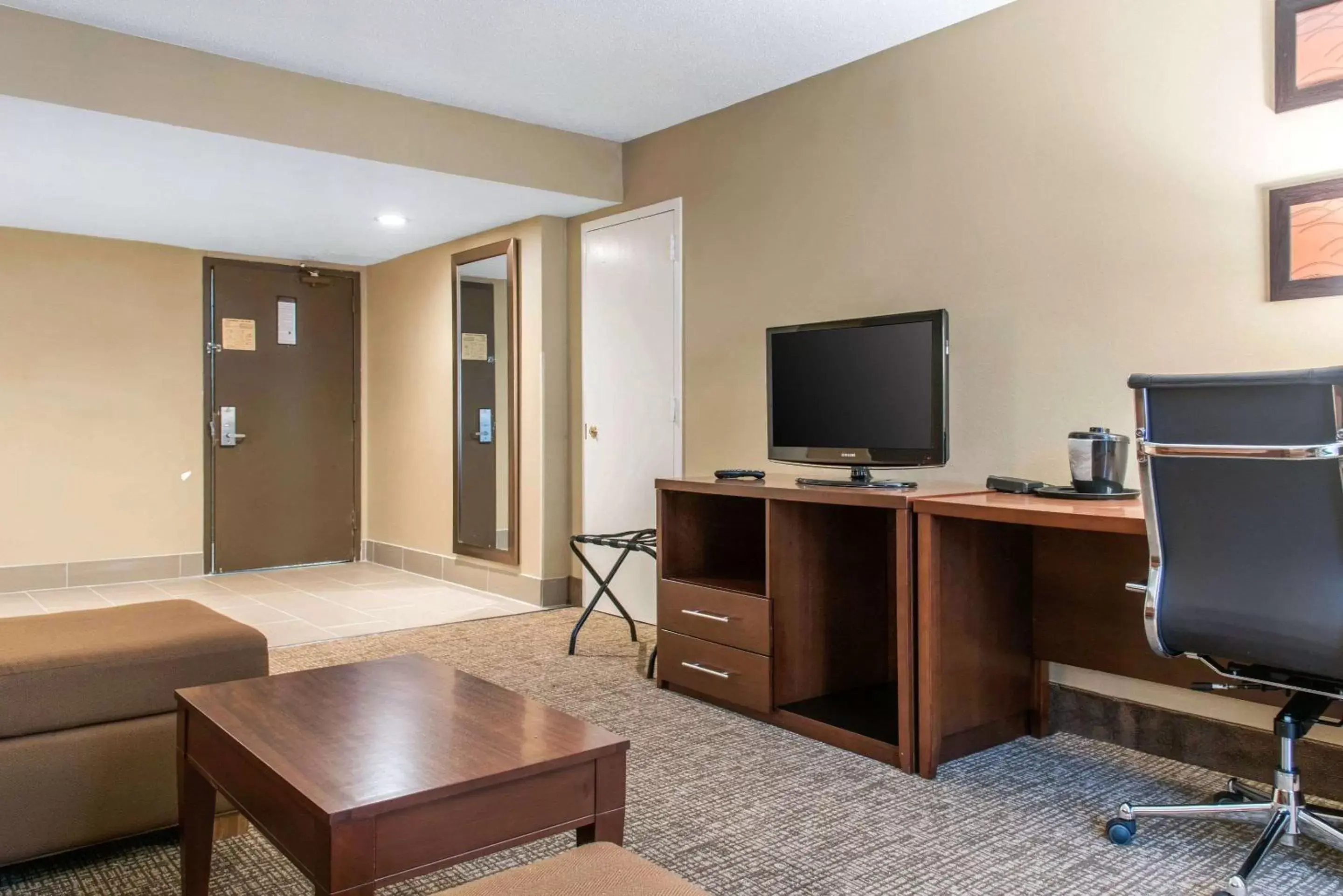 Photo of the whole room, TV/Entertainment Center in Comfort Inn MSP Airport - Mall of America