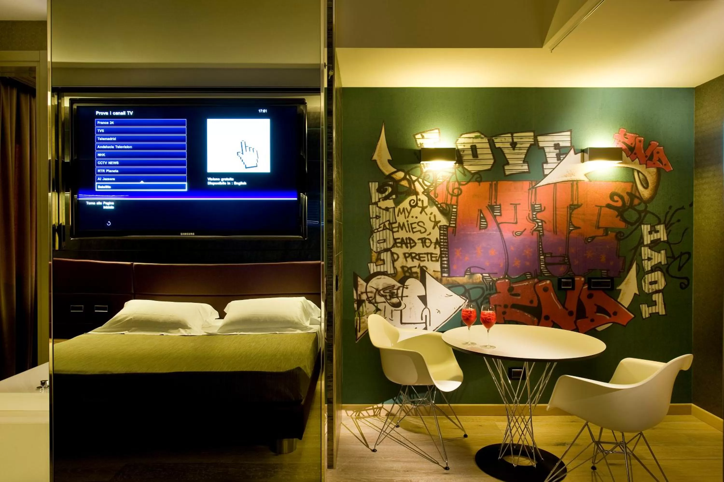 Photo of the whole room, Bed in Viola Mhotel