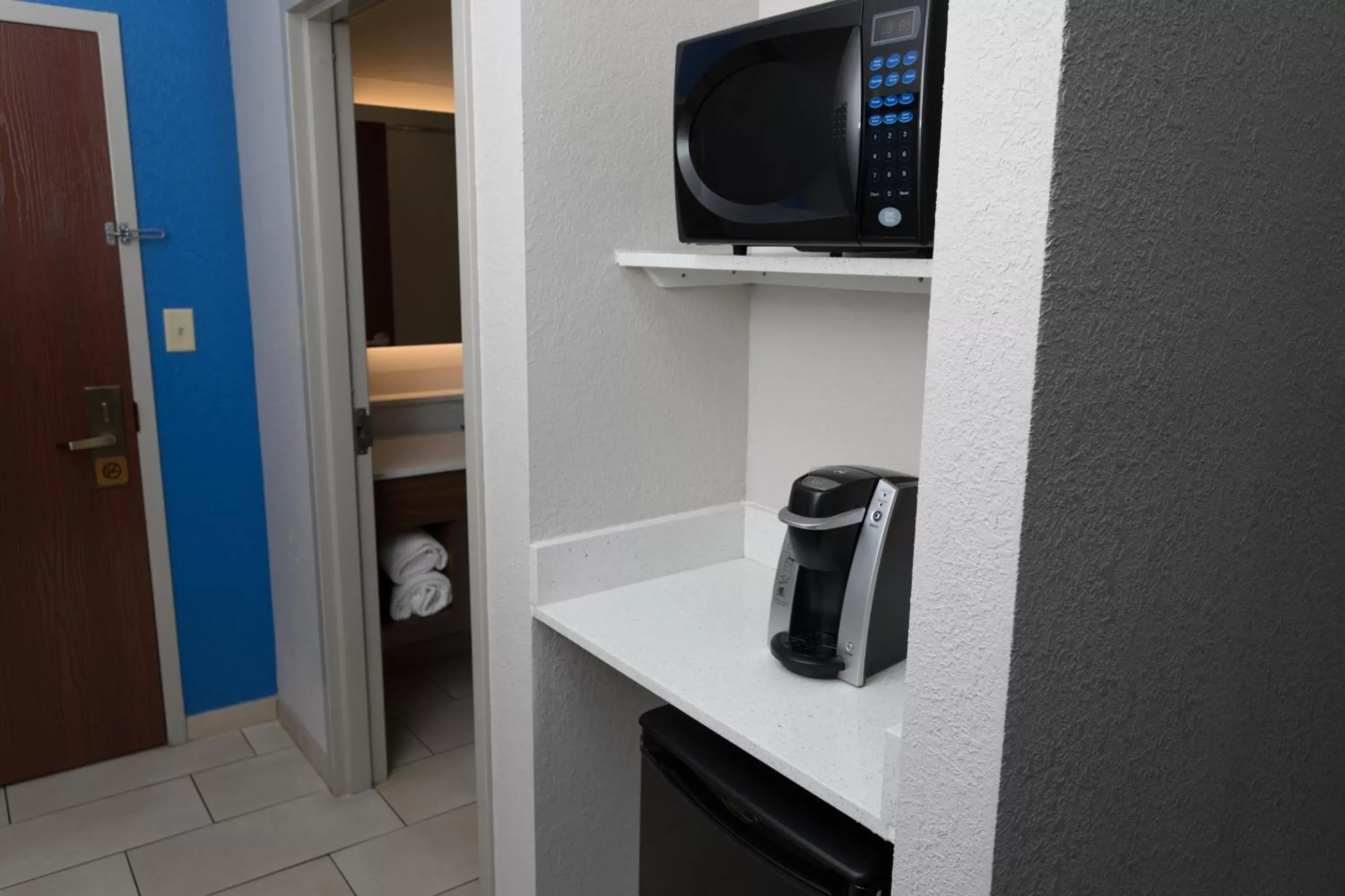 King Suite - Communications and Mobility Accessible Tub in Holiday Inn Express Hotel & Suites Athens by IHG King Suite - Communications and Mobility Accessible Tub in Holiday Inn Express Hotel & Suites Athens by IHG