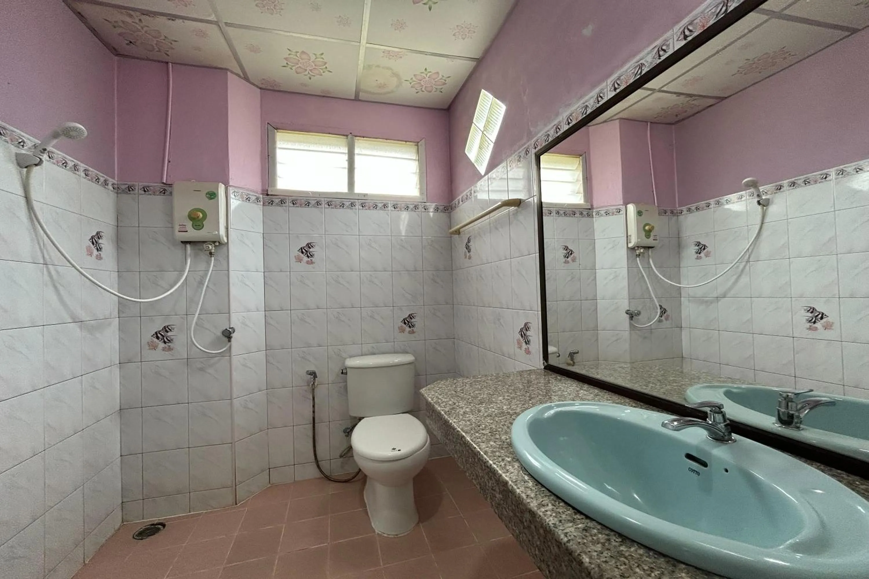 Toilet in Me Mee Place & Tour Krabi