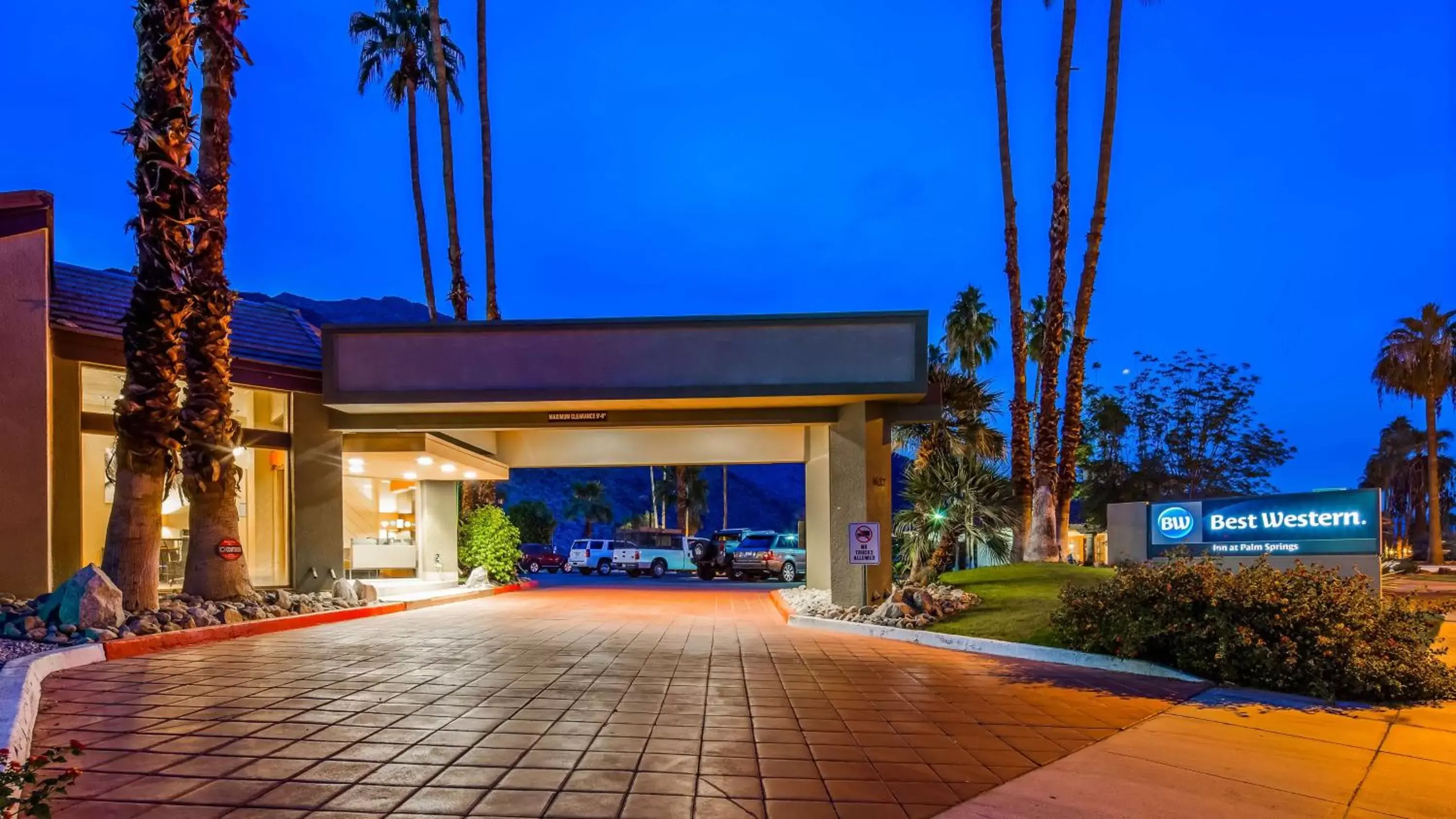 Property Building in Best Western Inn at Palm Springs