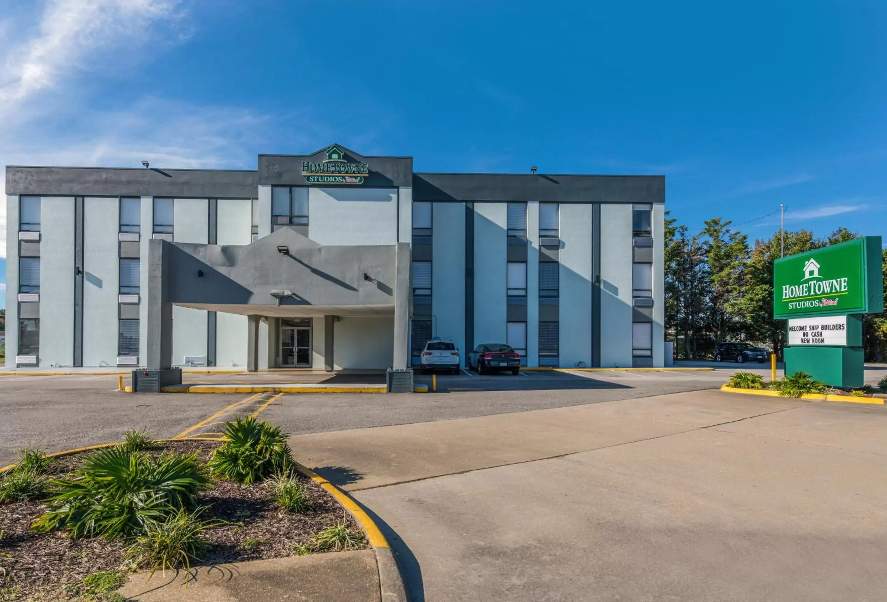 Property building in HomeTowne Studios by Red Roof Newport News - Hampton West Property building in HomeTowne Studios by Red Roof Newport News - Hampton West
