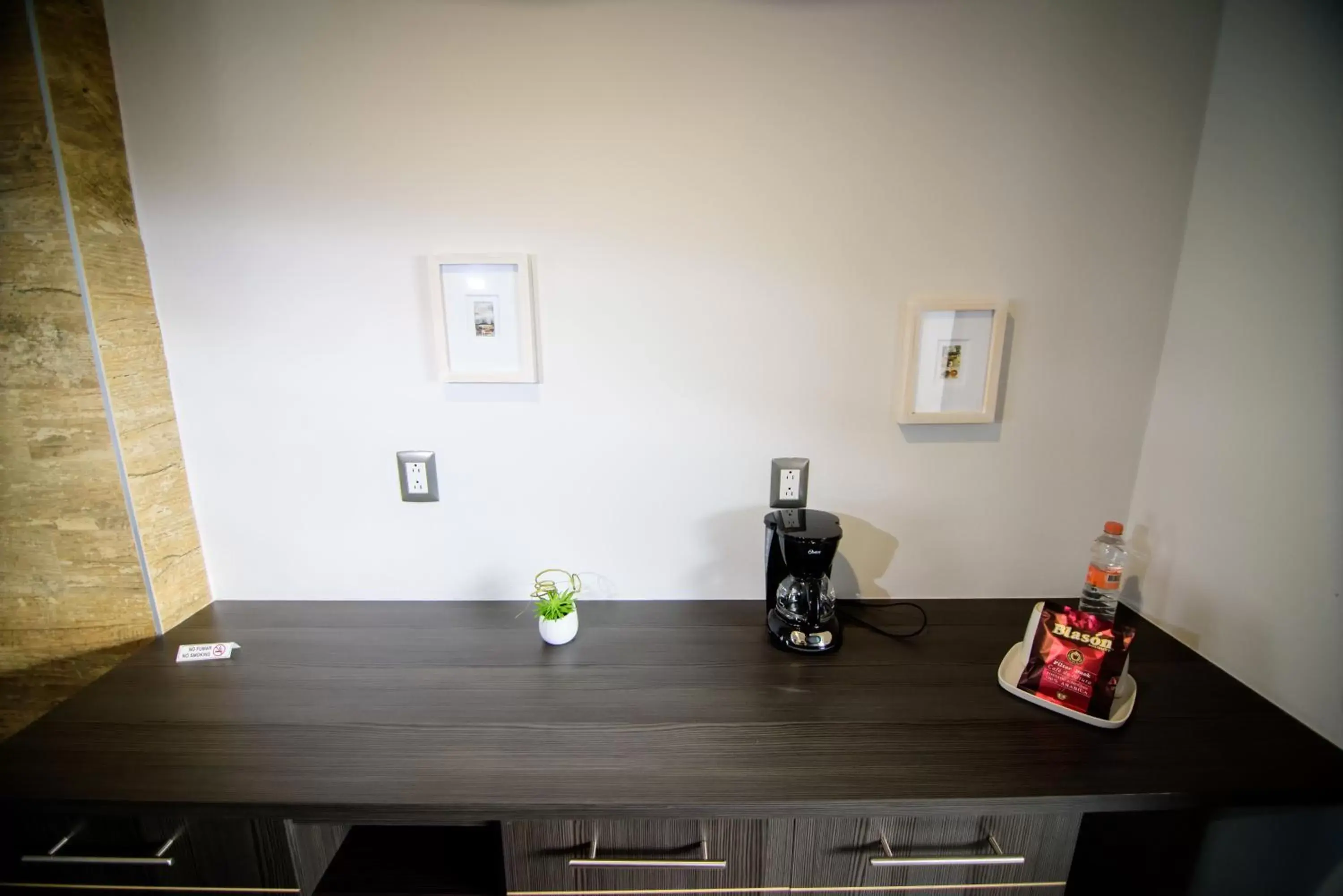 Coffee/tea facilities in Maria Ines Hotel Suite