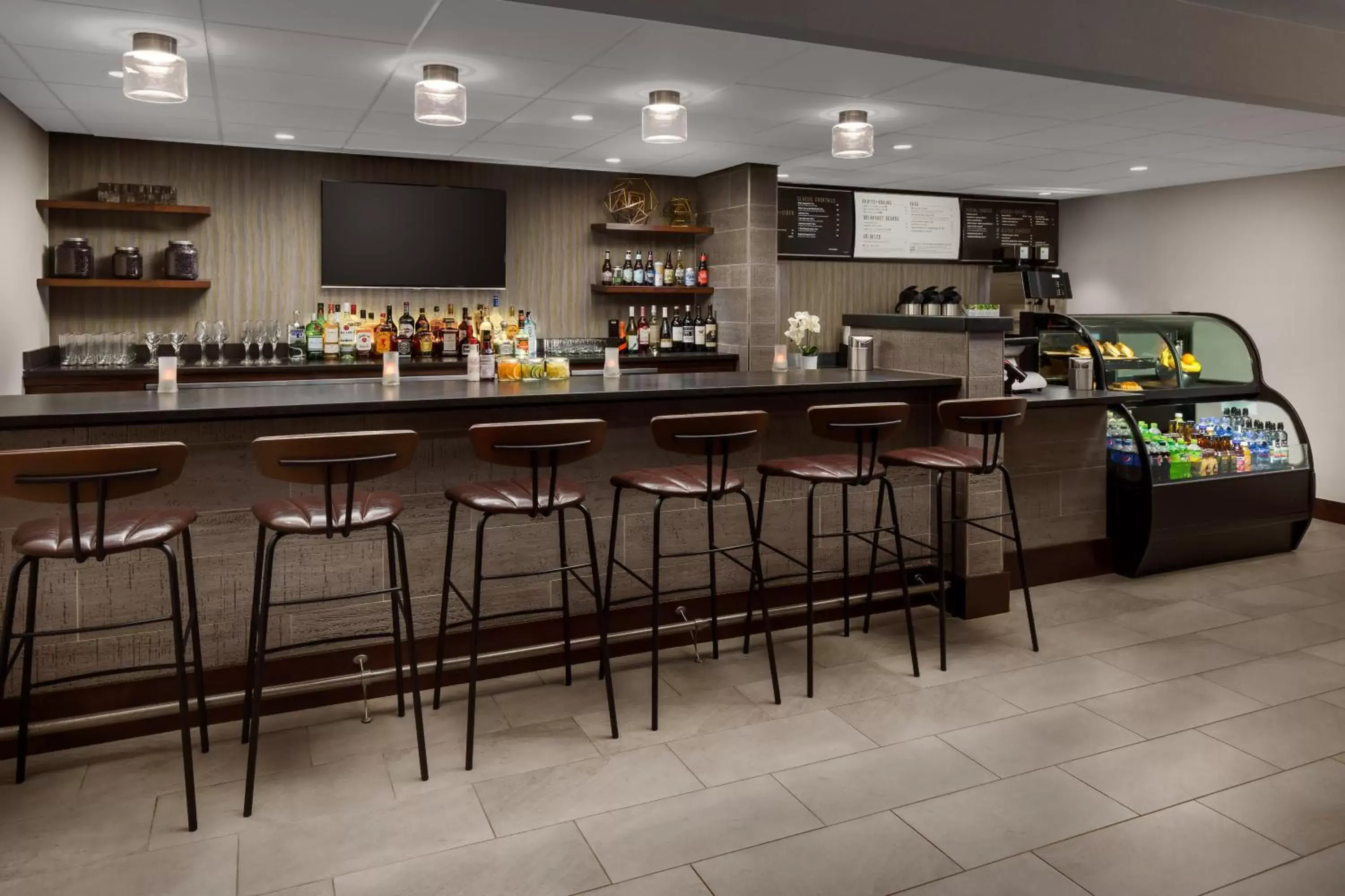 Lounge or bar, Lounge/Bar in Courtyard Manchester-Boston Regional Airport