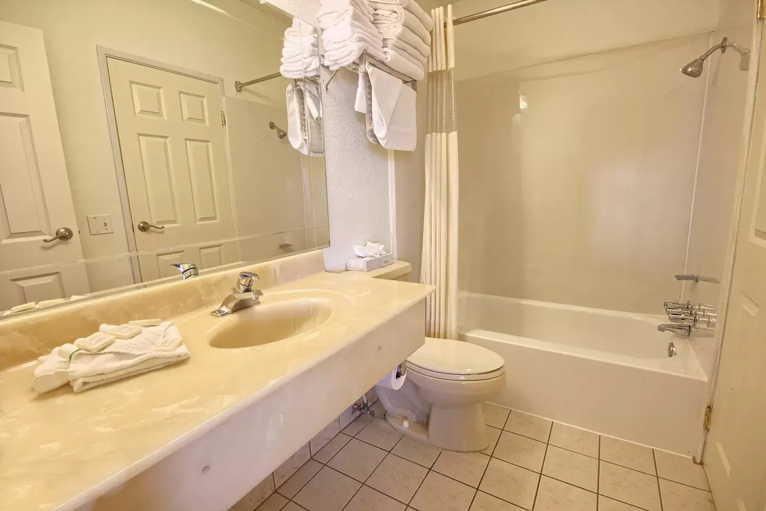 Bathroom in San Simeon Lodge