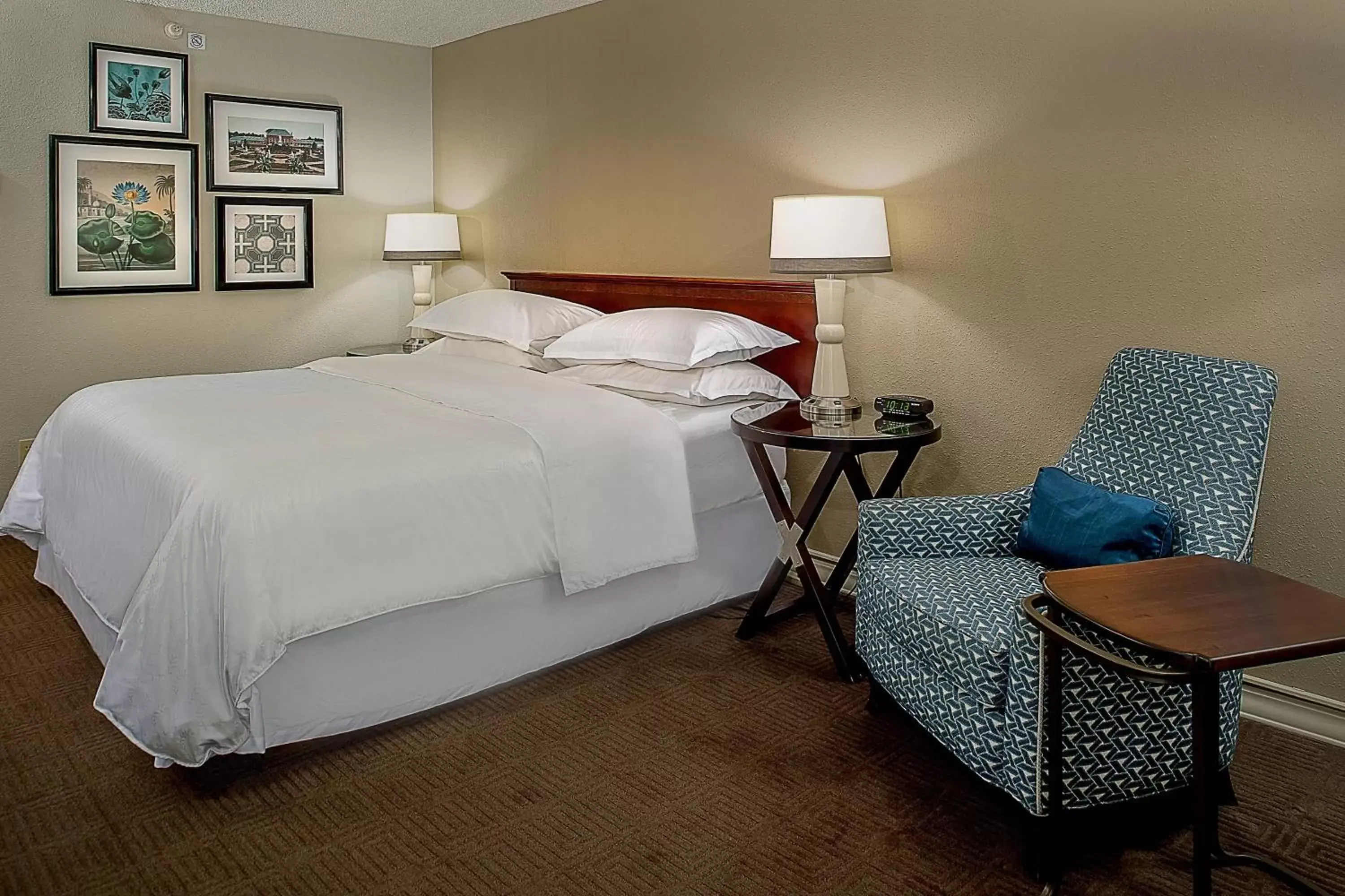 Photo of the whole room, Bed in Sheraton Westport Lakeside Chalet