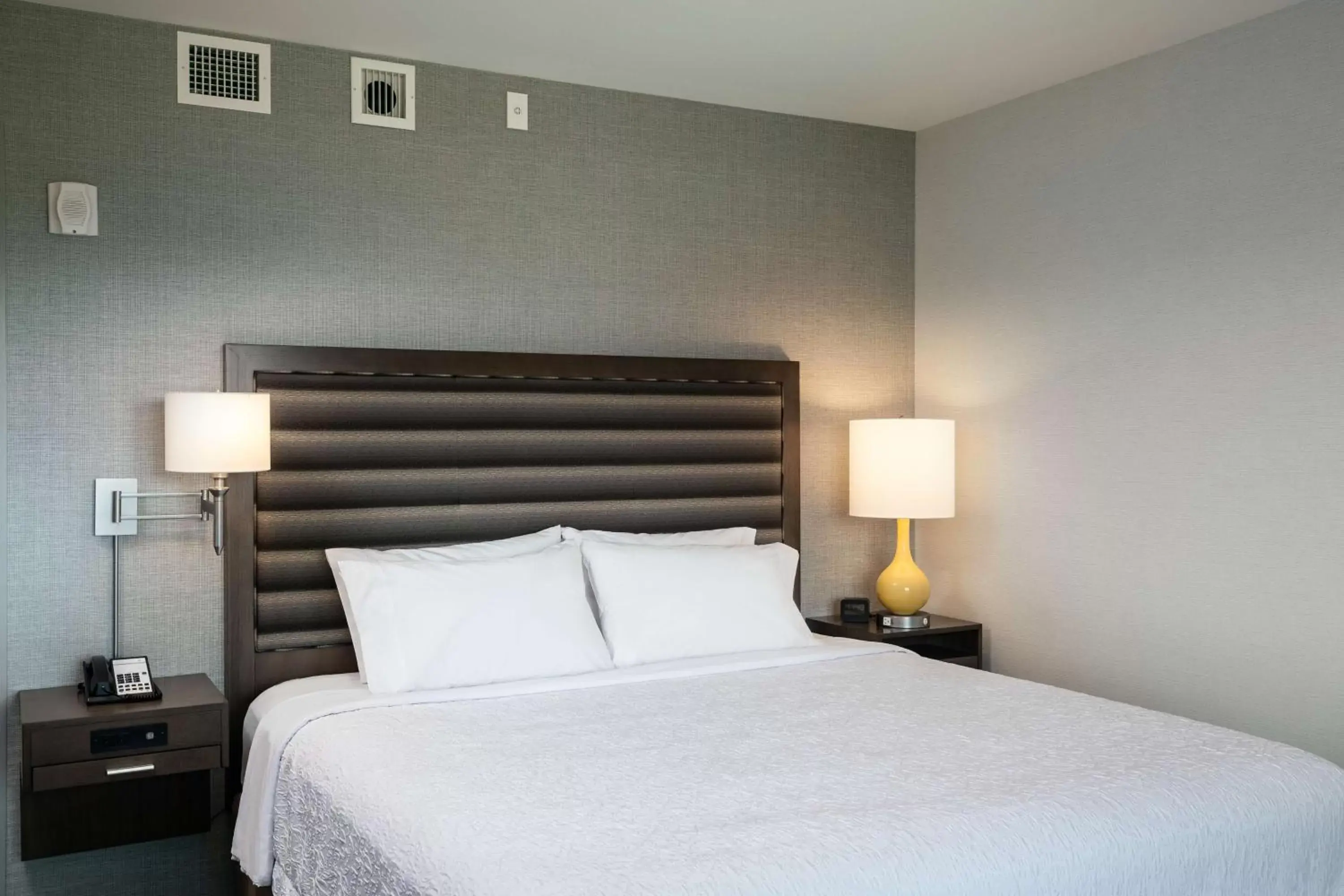 Bed in Hampton Inn & Suites by Hilton Seattle/Northgate