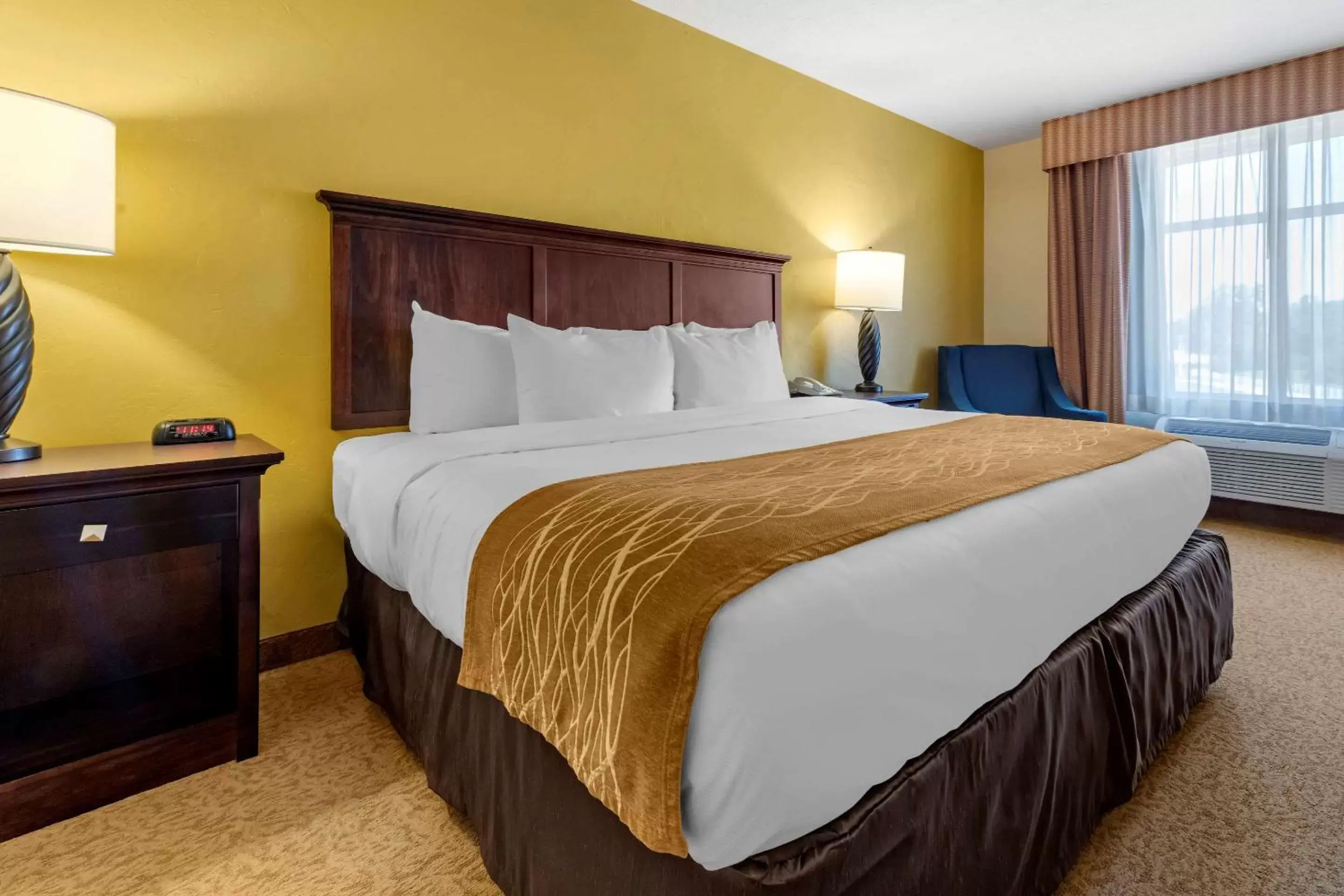 Photo of the whole room, Bed in Comfort Inn & Suites