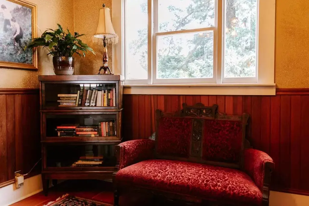 Seating Area in Calderwood Inn