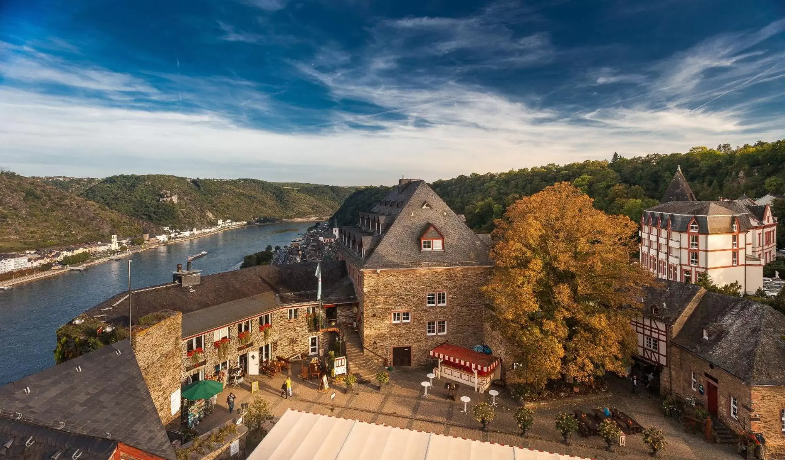 Property building, Bird's-eye View in Hotel Schloss Rheinfels