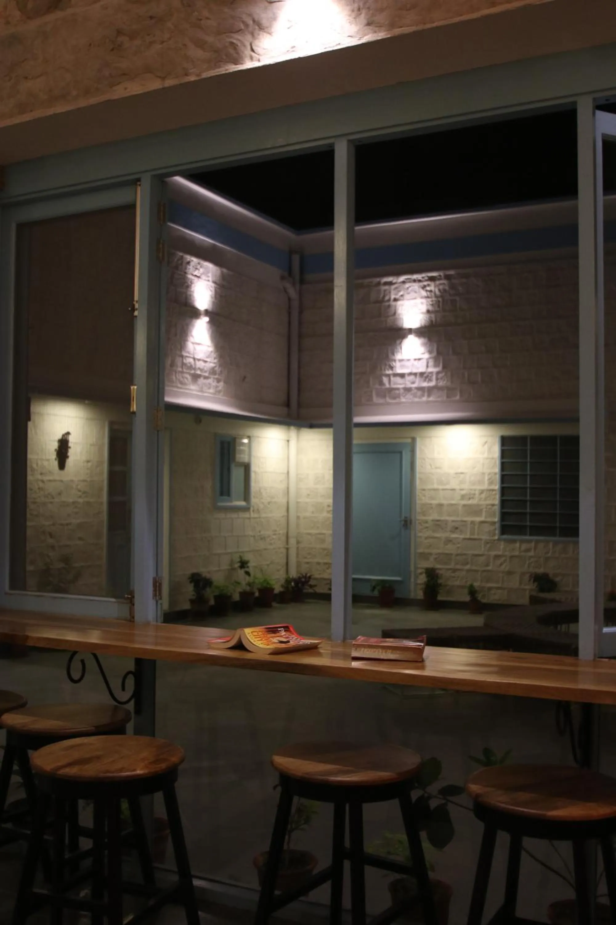 Communal lounge/ TV room in Jaipur Jantar Hostel