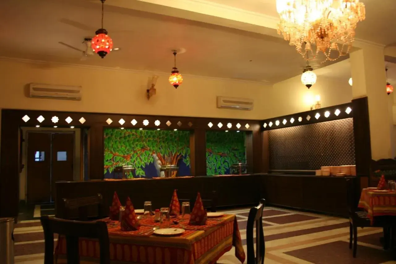 Restaurant/Places to Eat in Hotel Pratap Palace