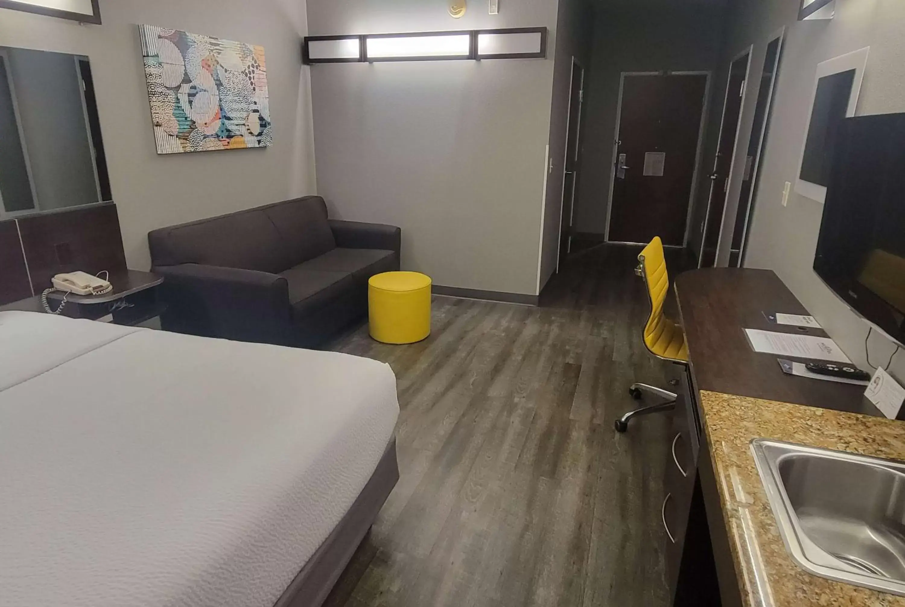 Bed, Seating Area in Microtel Inn & Suites by Wyndham Bluffs