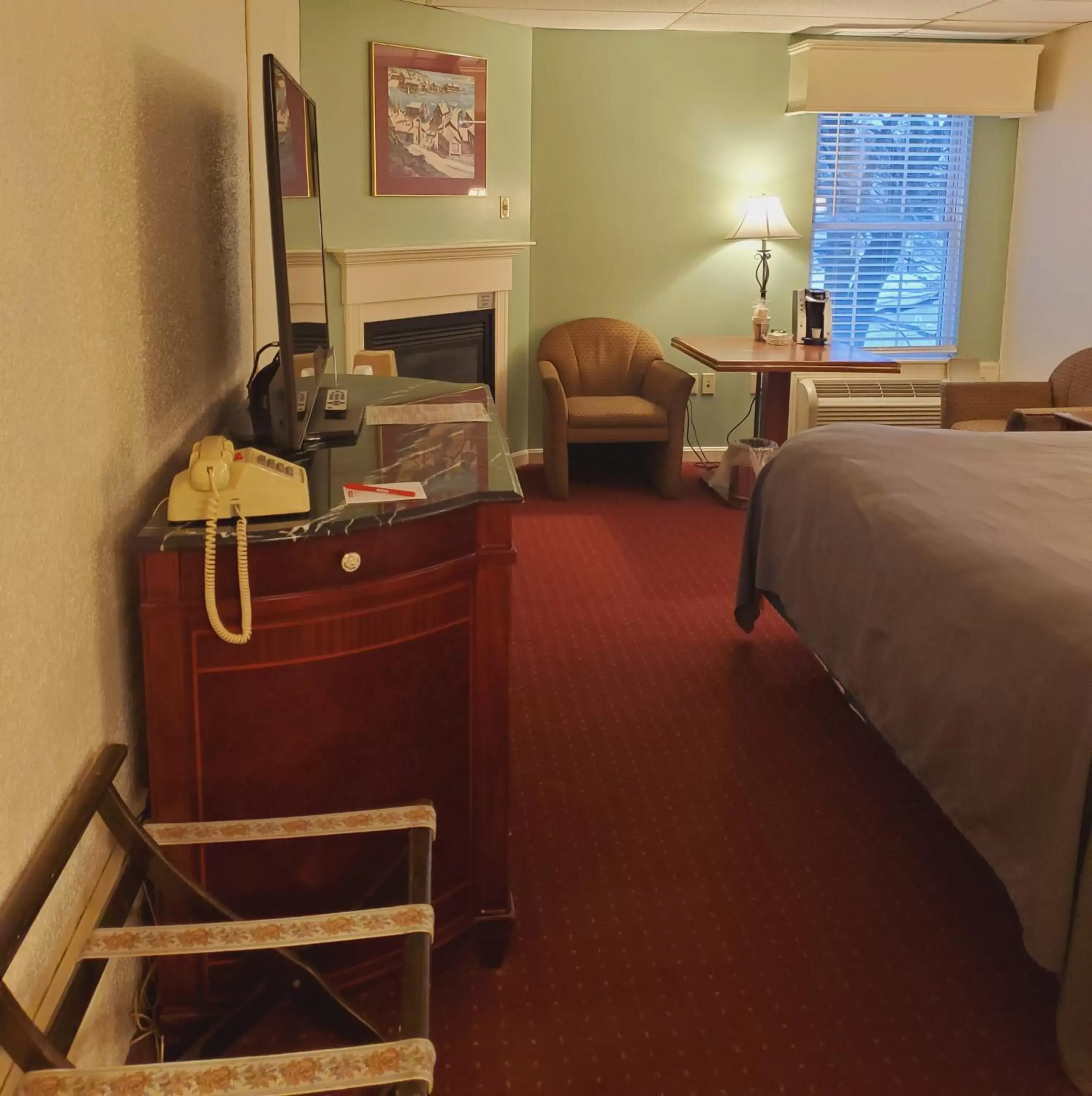 Bedroom, TV/Entertainment Center in Fireside Inn and Suites Bangor