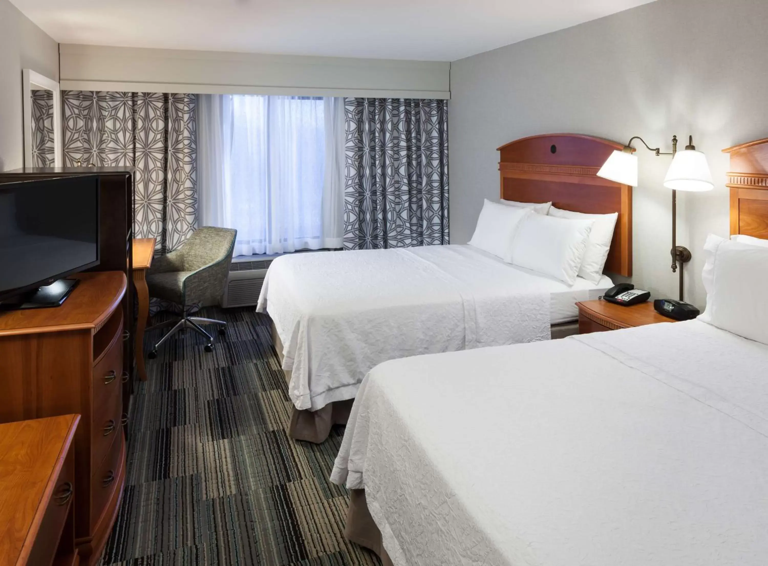 Bed in Hampton Inn & Suites Tulare